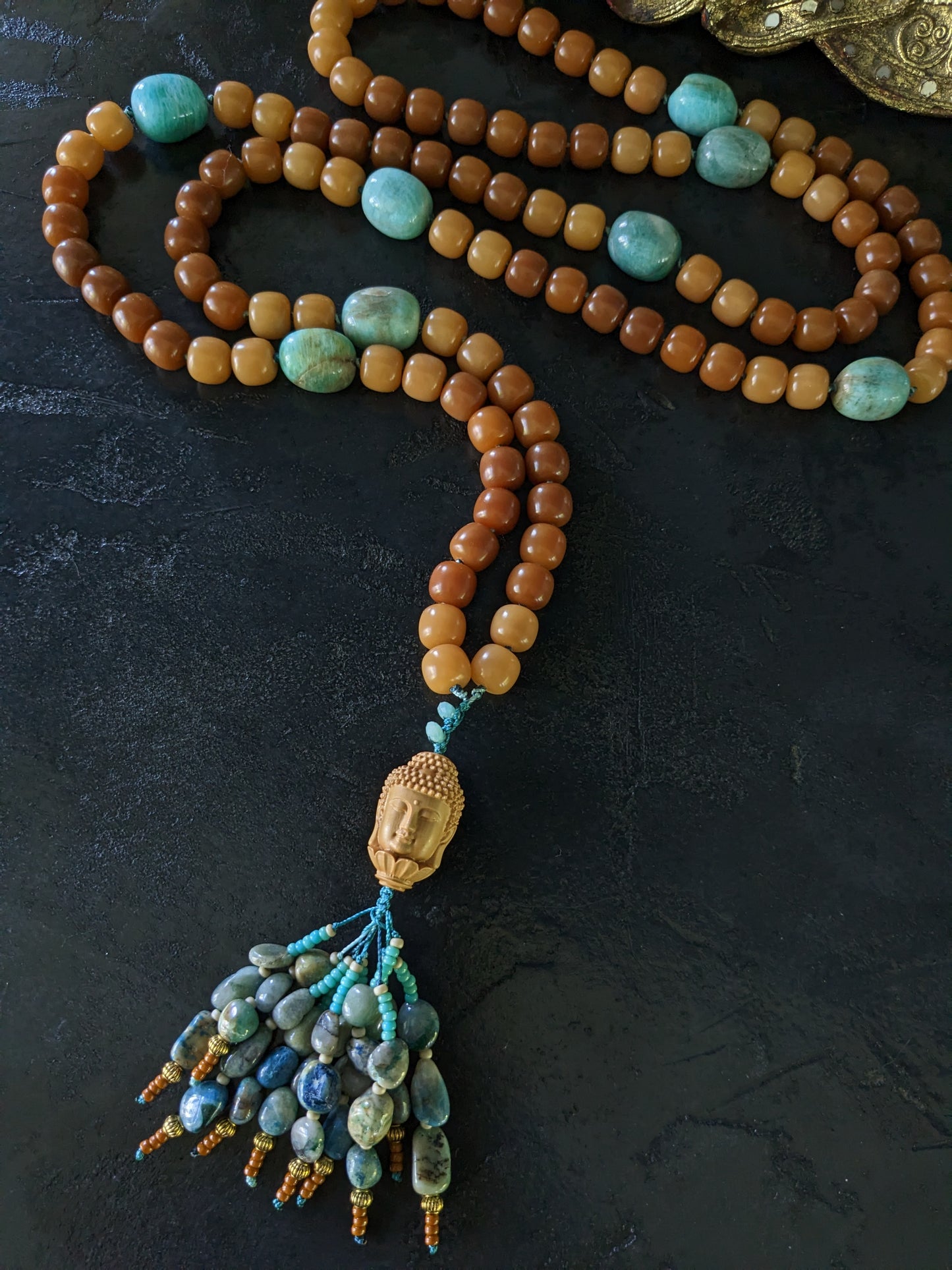 Mala traditionnel tibétain en graines de bodhi et pierres fines, fait à la main en France