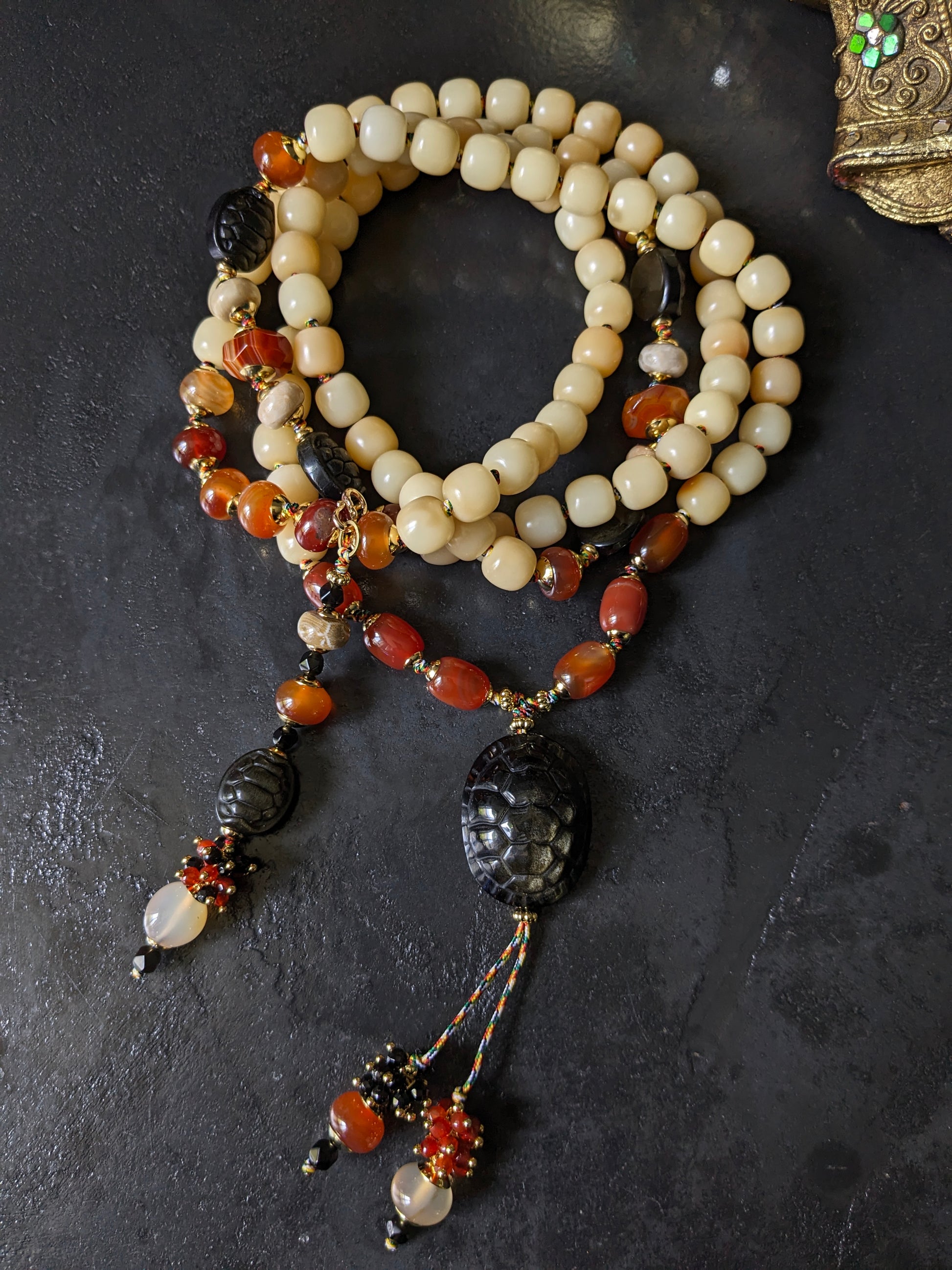 Chapelet bouddhiste traditionnel en perles de prière végétales et pierres naturelles, minutieusement confectionné à la main en France.