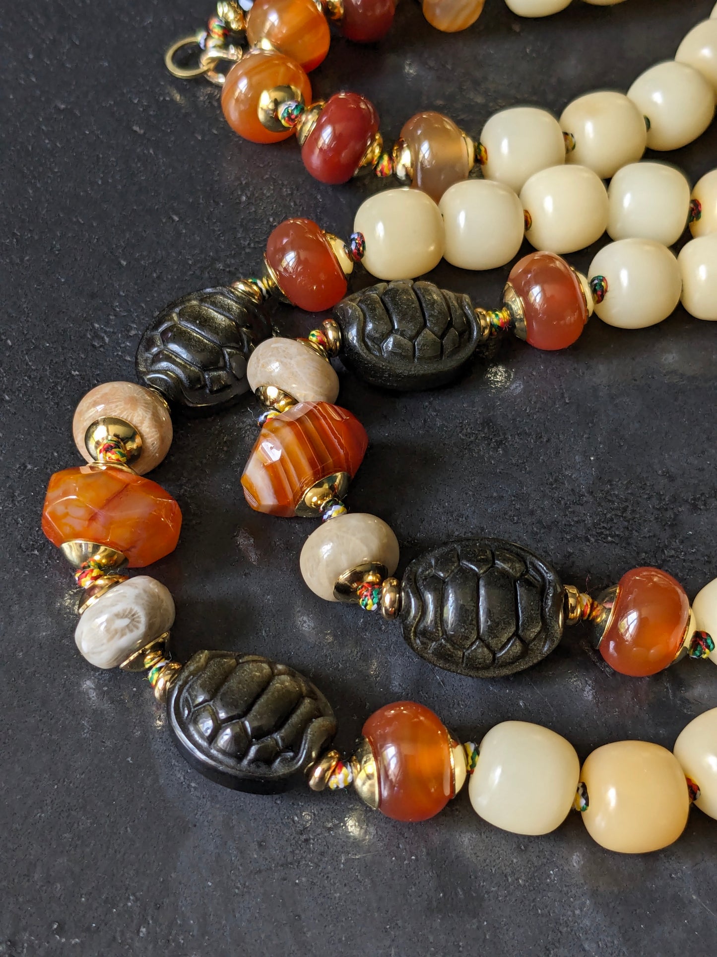 Chapelet bouddhiste traditionnel en perles de prière végétales et pierres naturelles, minutieusement confectionné à la main en France.