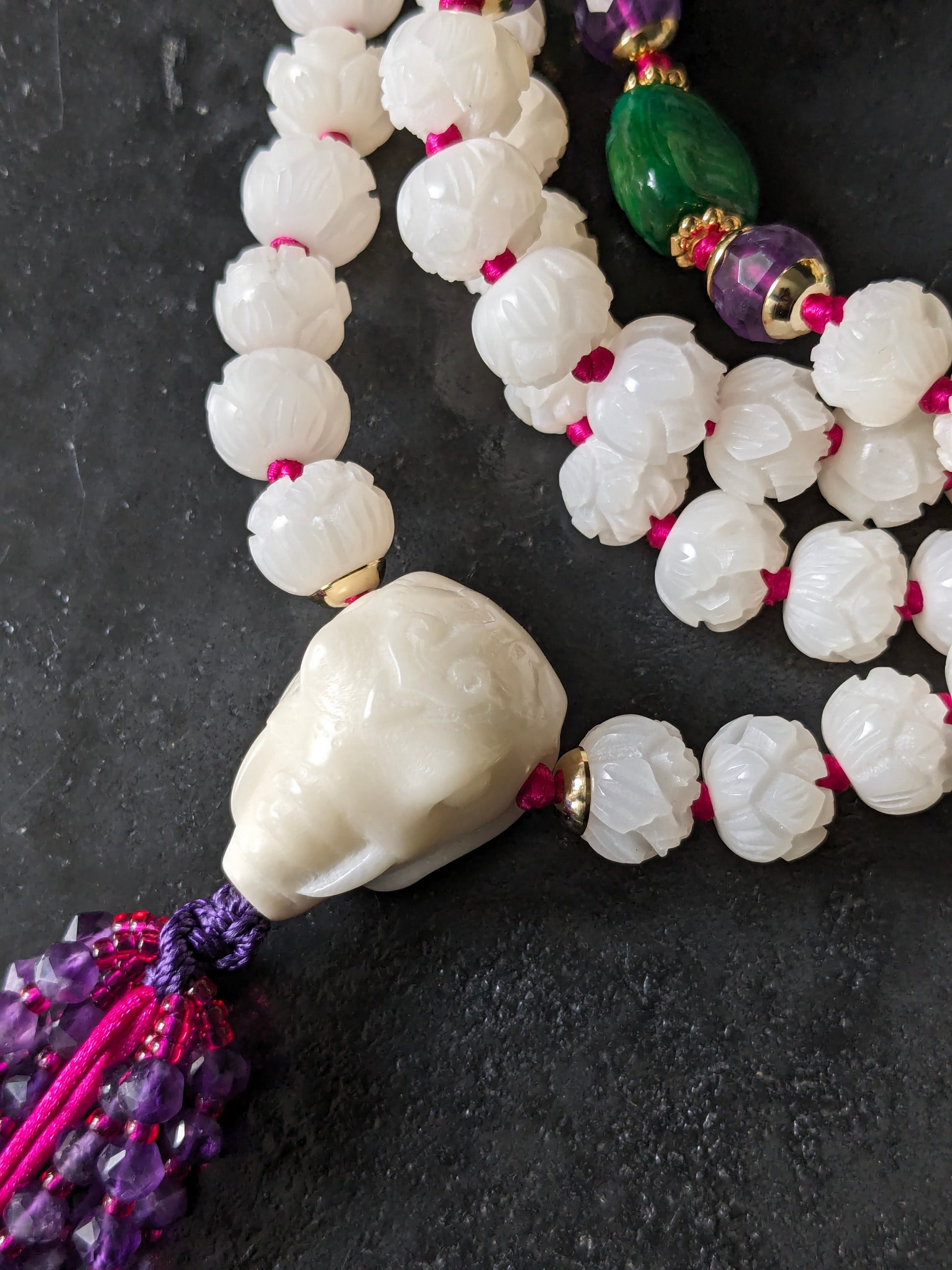 Chapelet bouddhiste traditionnel en perles de prière végétales et pierres naturelles, minutieusement confectionné à la main en France.