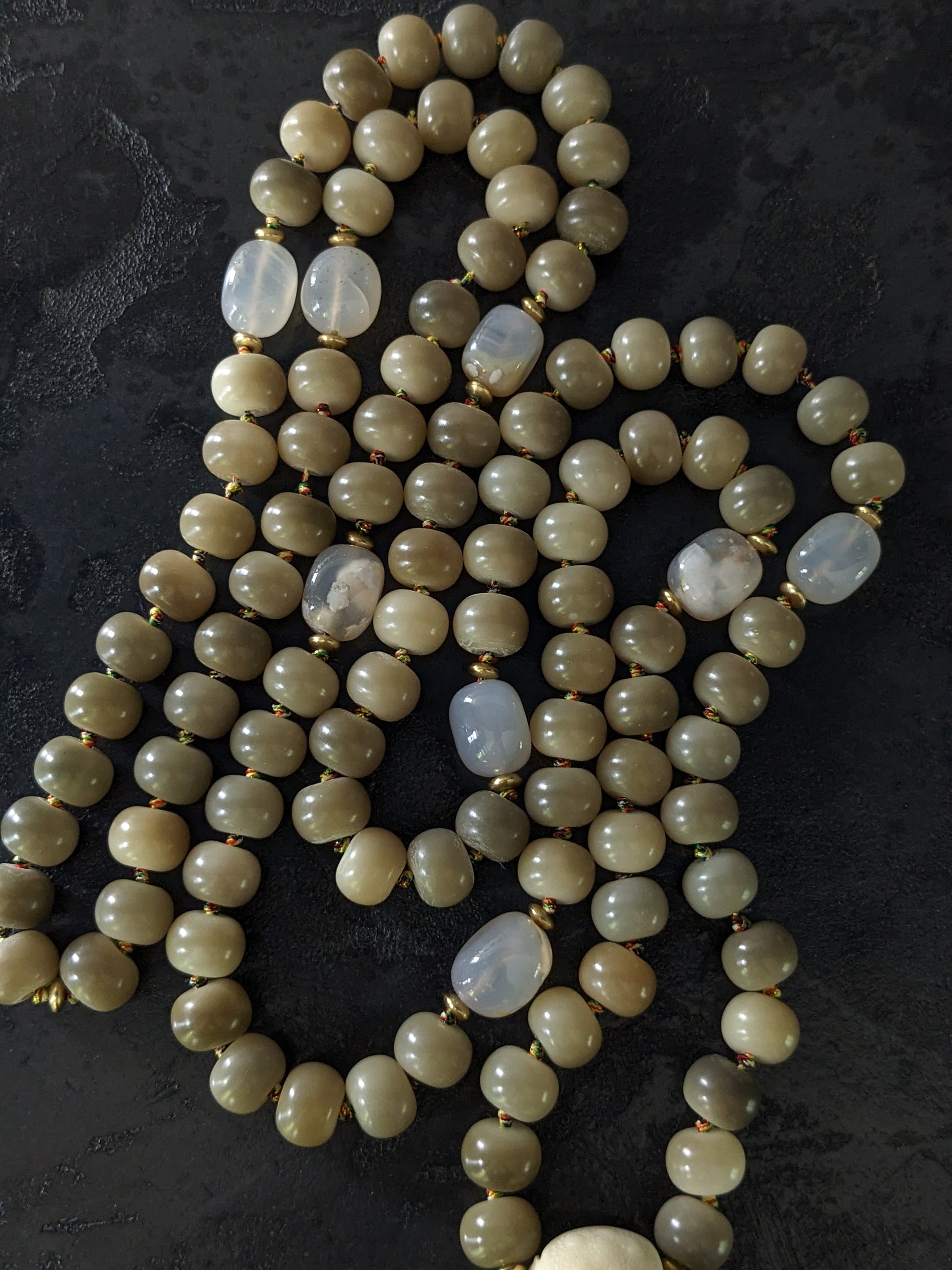 Wutain Shan, un mala tibétain traditionnel composé de 108 perles. Le mala est composé de pierres fines naturelles et de Bodhi seeds et constitue un outil de méditation magnifique et puissant.