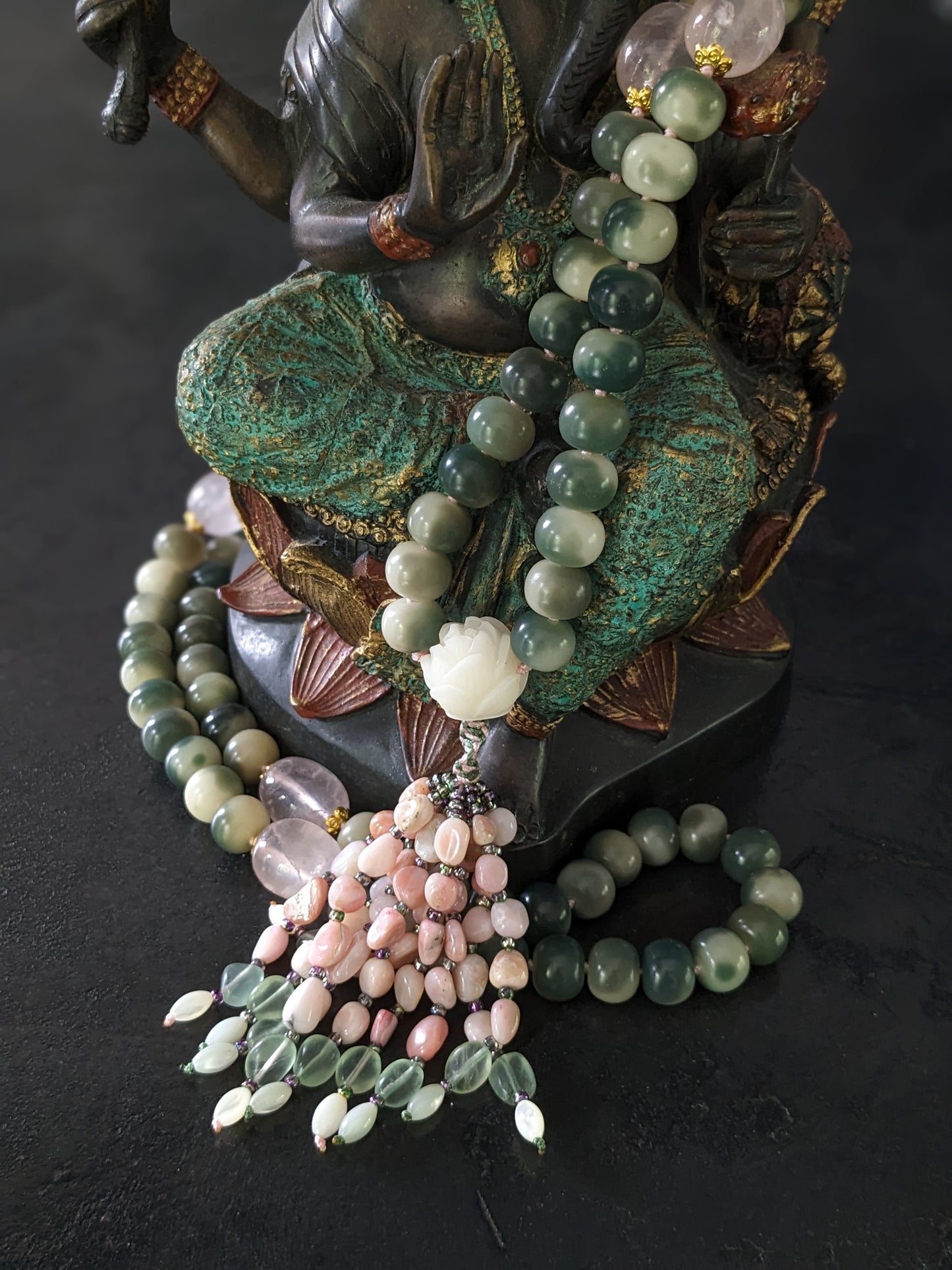 Mala traditionnel tibétain en graines de bodhi et pierres fines, fait à la main en France