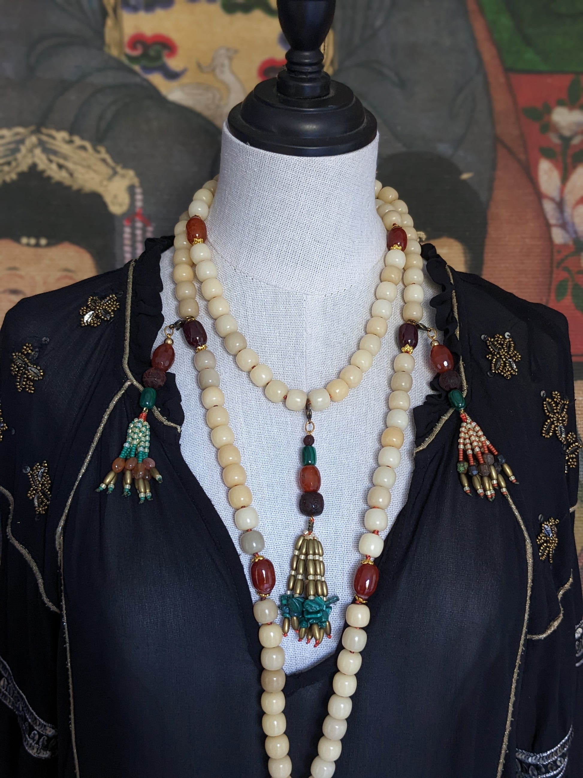 Image d'un Mala Pinyin artisanal, mettant en valeur ses perles délicatement nouées à la main et sa conception inspirée de la tradition chinoise, évoquant une sensation de sérénité et de spiritualité profonde."