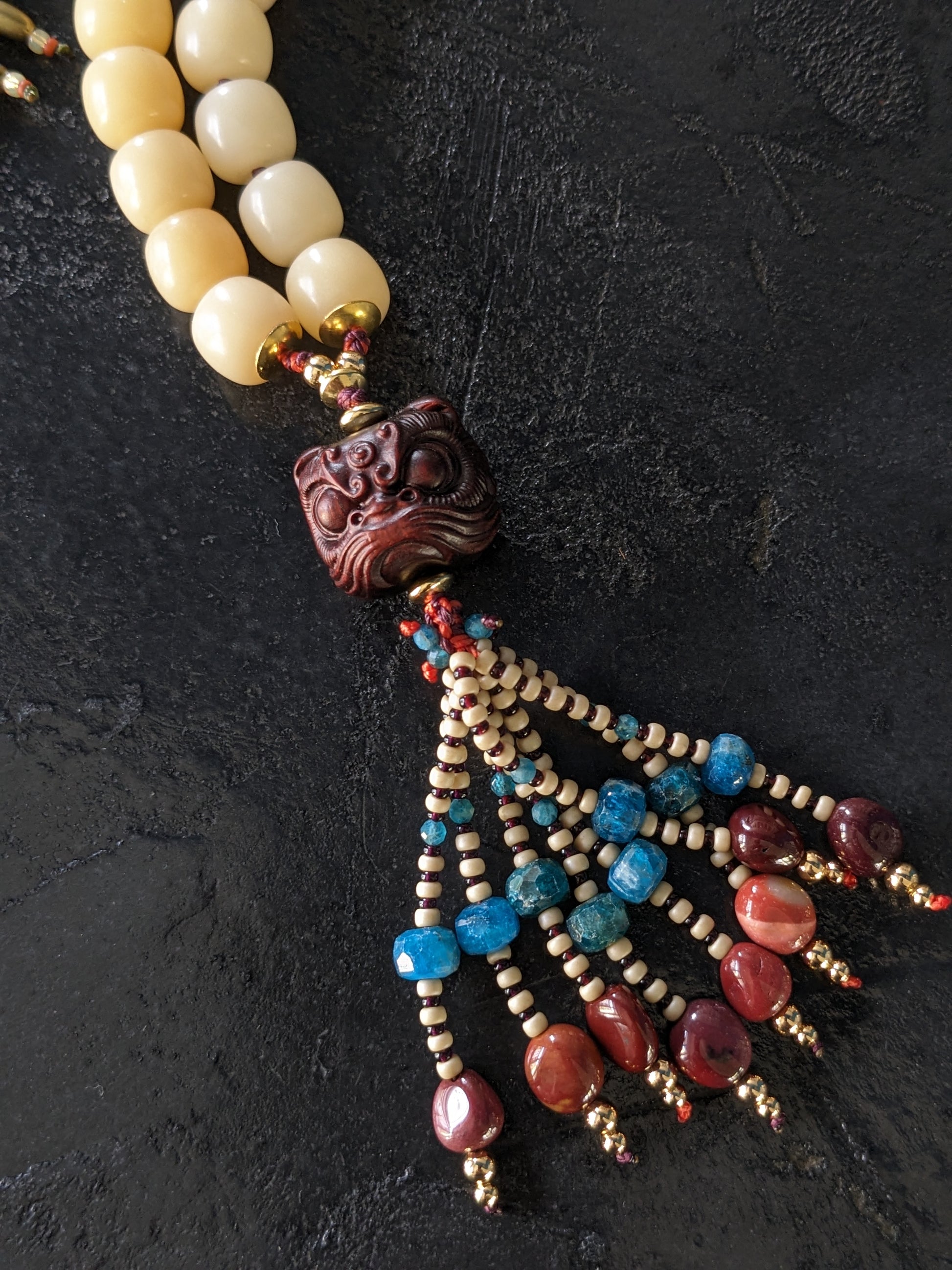 Image d'un Mala Pinyin artisanal, mettant en valeur ses perles délicatement nouées à la main et sa conception inspirée de la tradition chinoise, évoquant une sensation de sérénité et de spiritualité profonde.