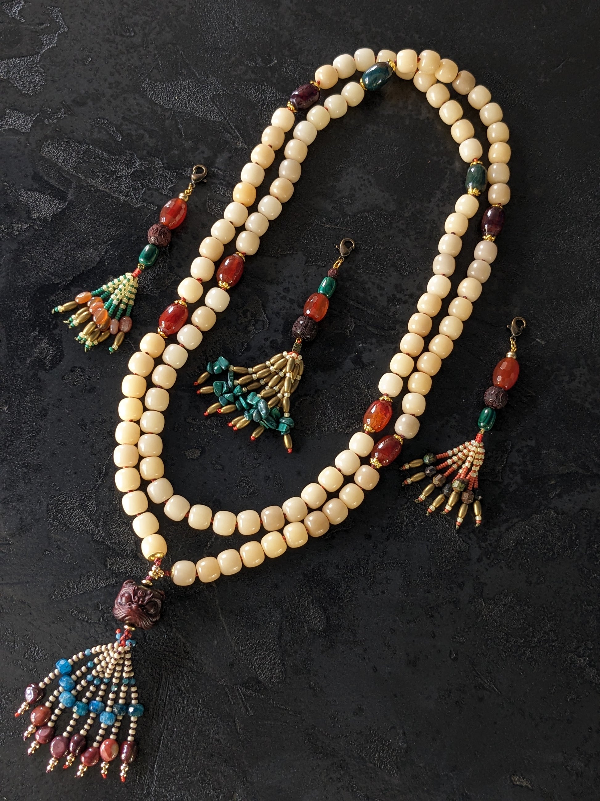 Image d'un Mala Pinyin artisanal, mettant en valeur ses perles délicatement nouées à la main et sa conception inspirée de la tradition chinoise, évoquant une sensation de sérénité et de spiritualité profonde."