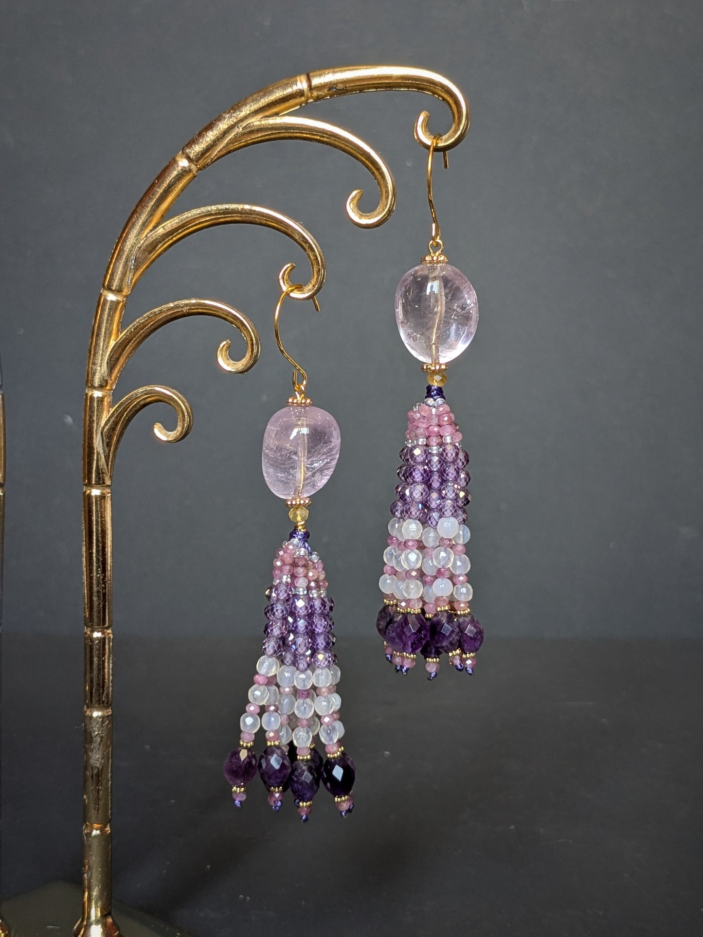 Détail du tassel des pendants d'oreilles Maya, nuggets d'améthyste, tourmaline rose et agate blanche