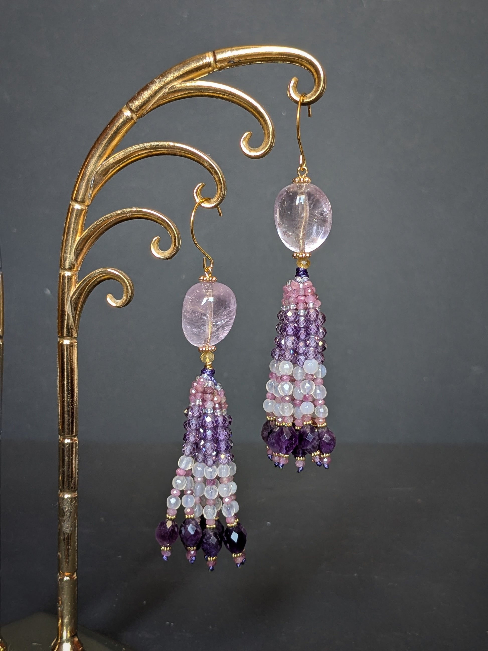 Détail du tassel des pendants d'oreilles Maya, nuggets d'améthyste, tourmaline rose et agate blanche