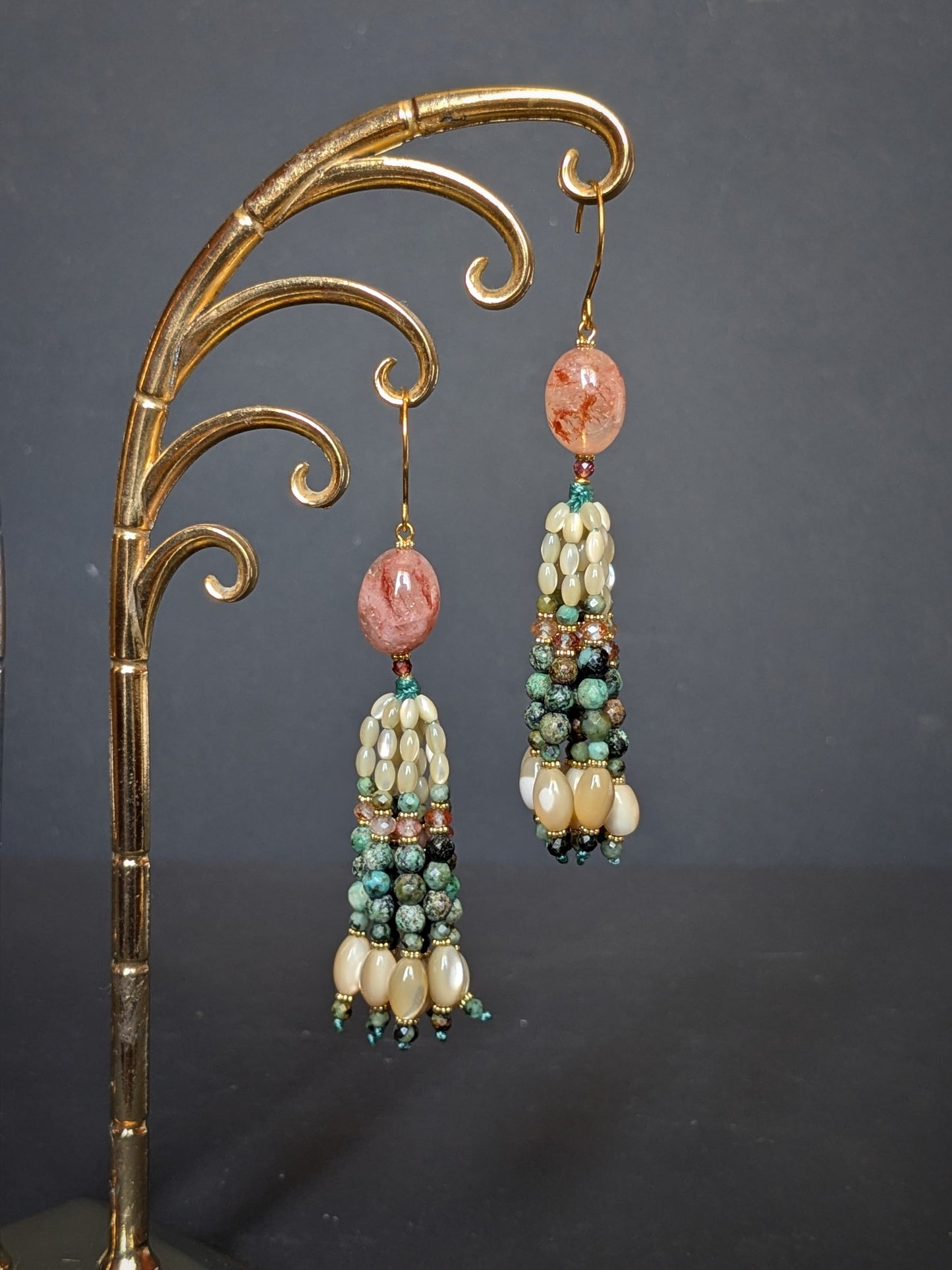 Détail du tassel en éventail des pendants d'oreilles Naina, nacre, turquoise africaine et grenats