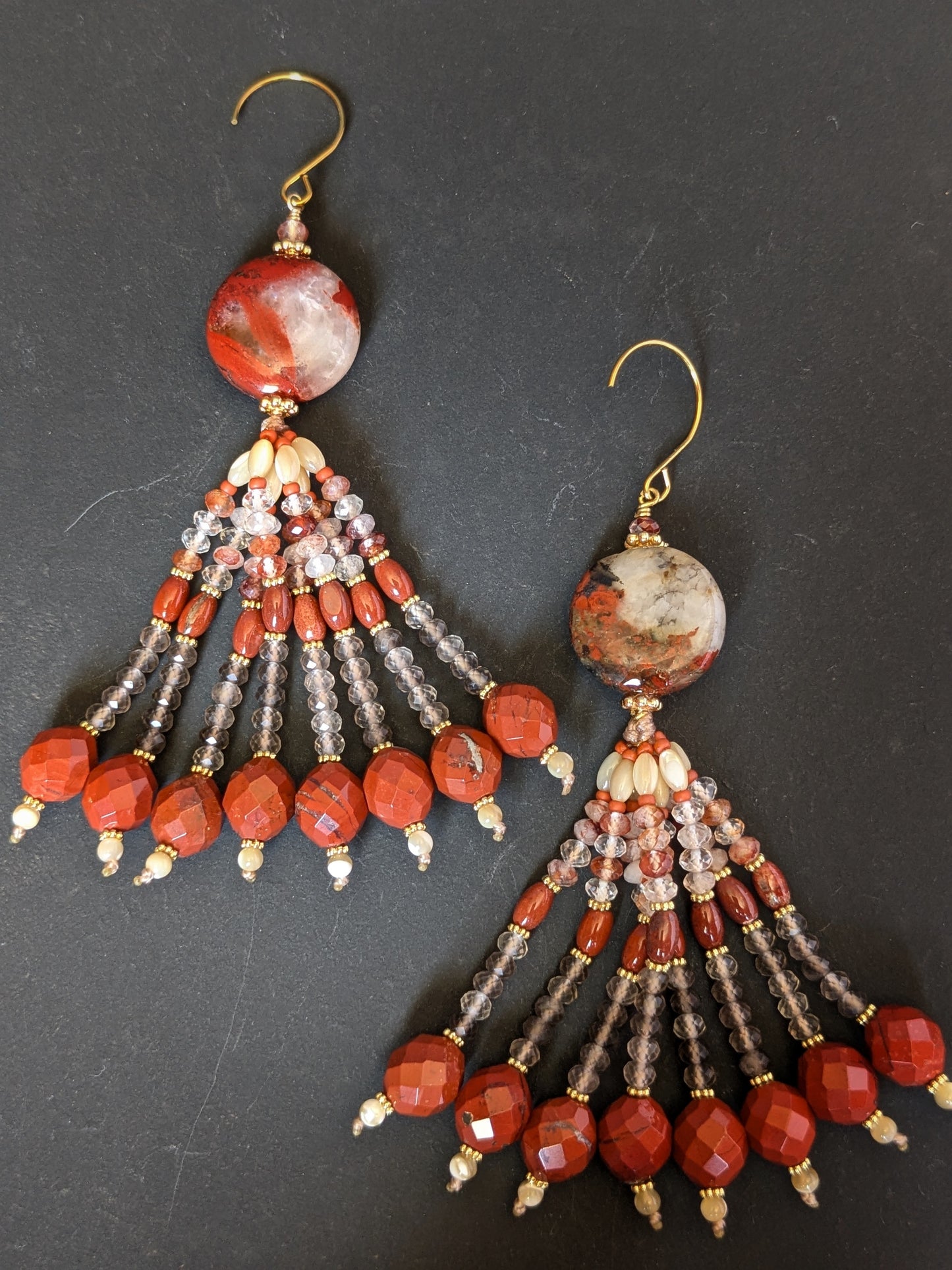 Détail du tassel des pendants d'oreilles Nisha, quartz hématoïde, quartz fumé et jaspe rouge facetté