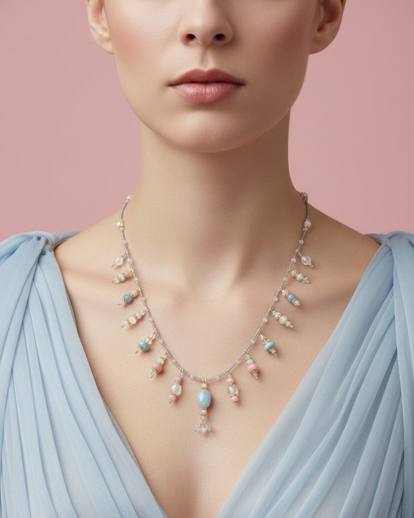 Le collier Suryani porté, illustrant son tombé naturel sur le buste et l'éclat des minéraux au mouvement.