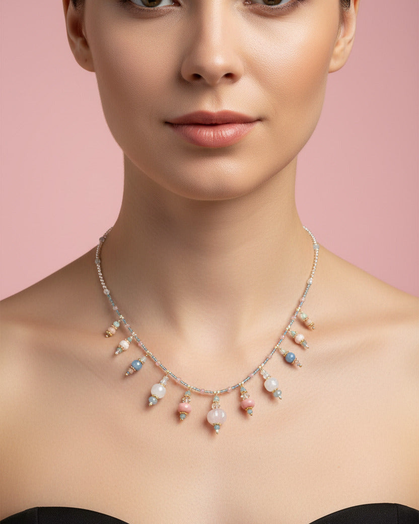 Collier Tanisha (54 cm) porté, soulignant un sillage de lumière et de pierres cristallines.