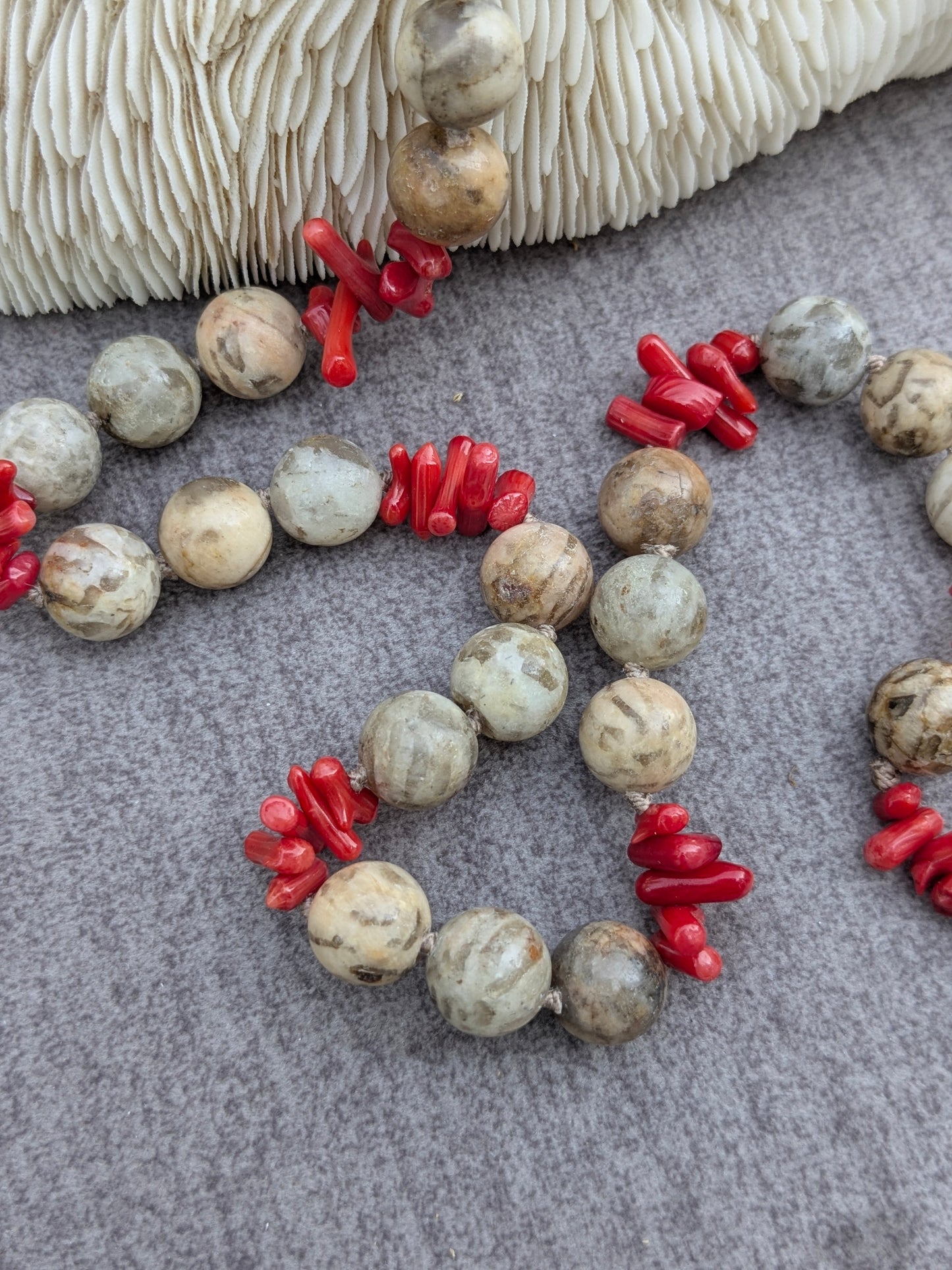 Détail des perles de feldspath vanilla brown tigrées et des éclats de corail bambou du collier Jin Chan
