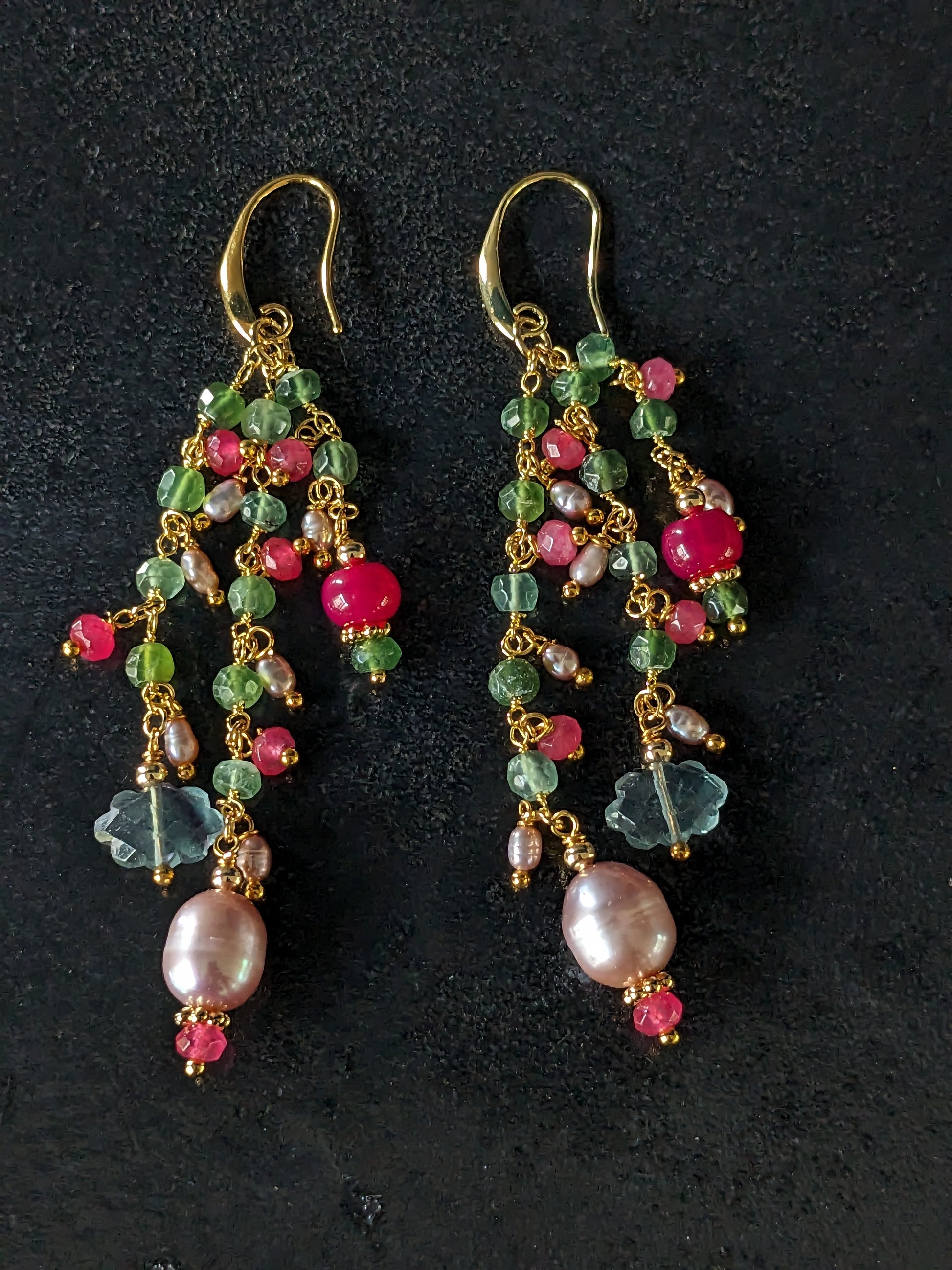 Boucles d'oreilles Meerabai faites à la main, composées de pierres fines colorées et de perles d'eau douce, suspendues à une chainette plaquée or avec Chrysoprase