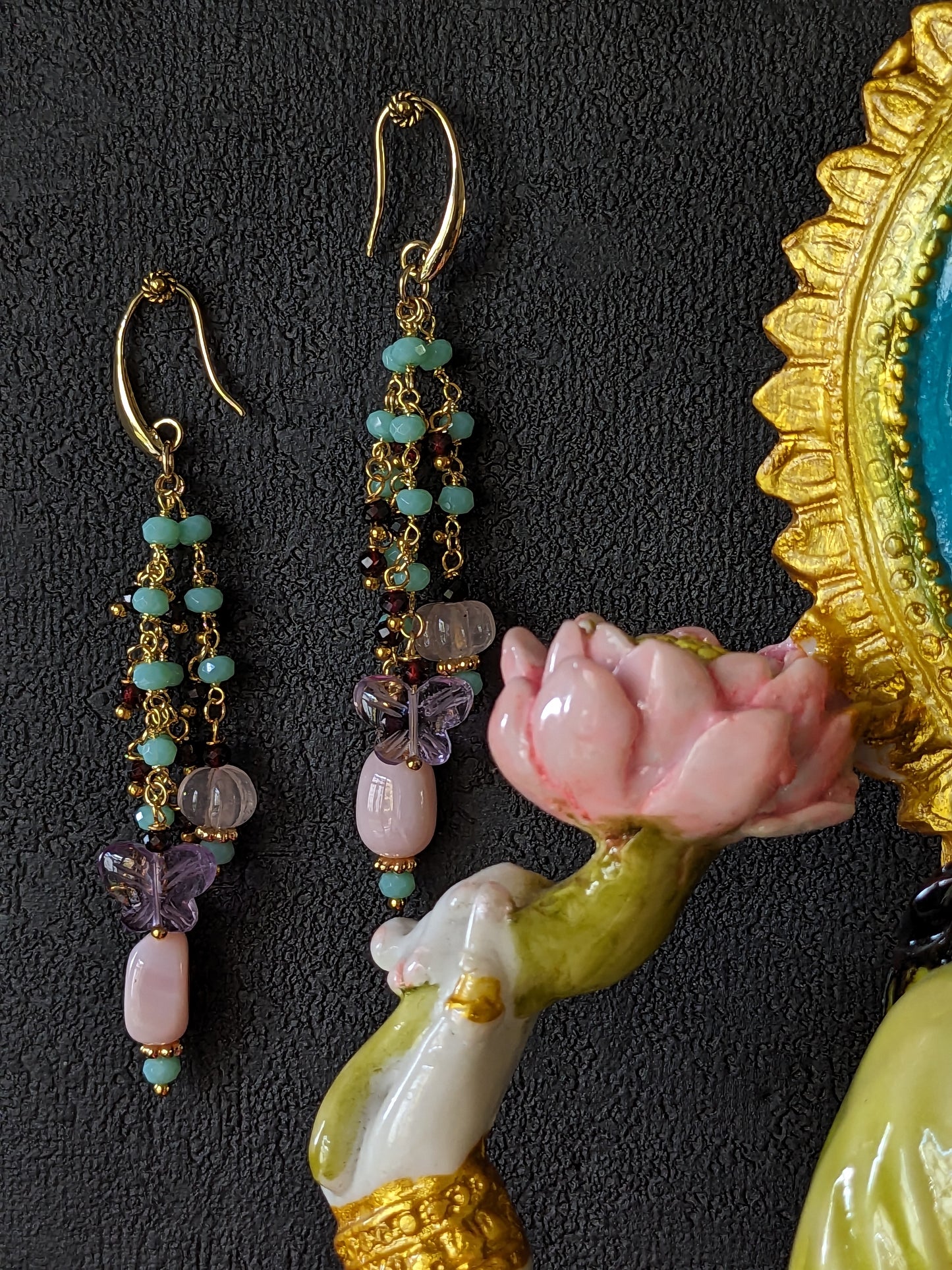 Boucles d'oreilles Mumtaz faites à la main, ornées de quartz rose sculpté, opale rose, et papillons d'améthyste sur une chaînette plaquée or cristal turquoise clair