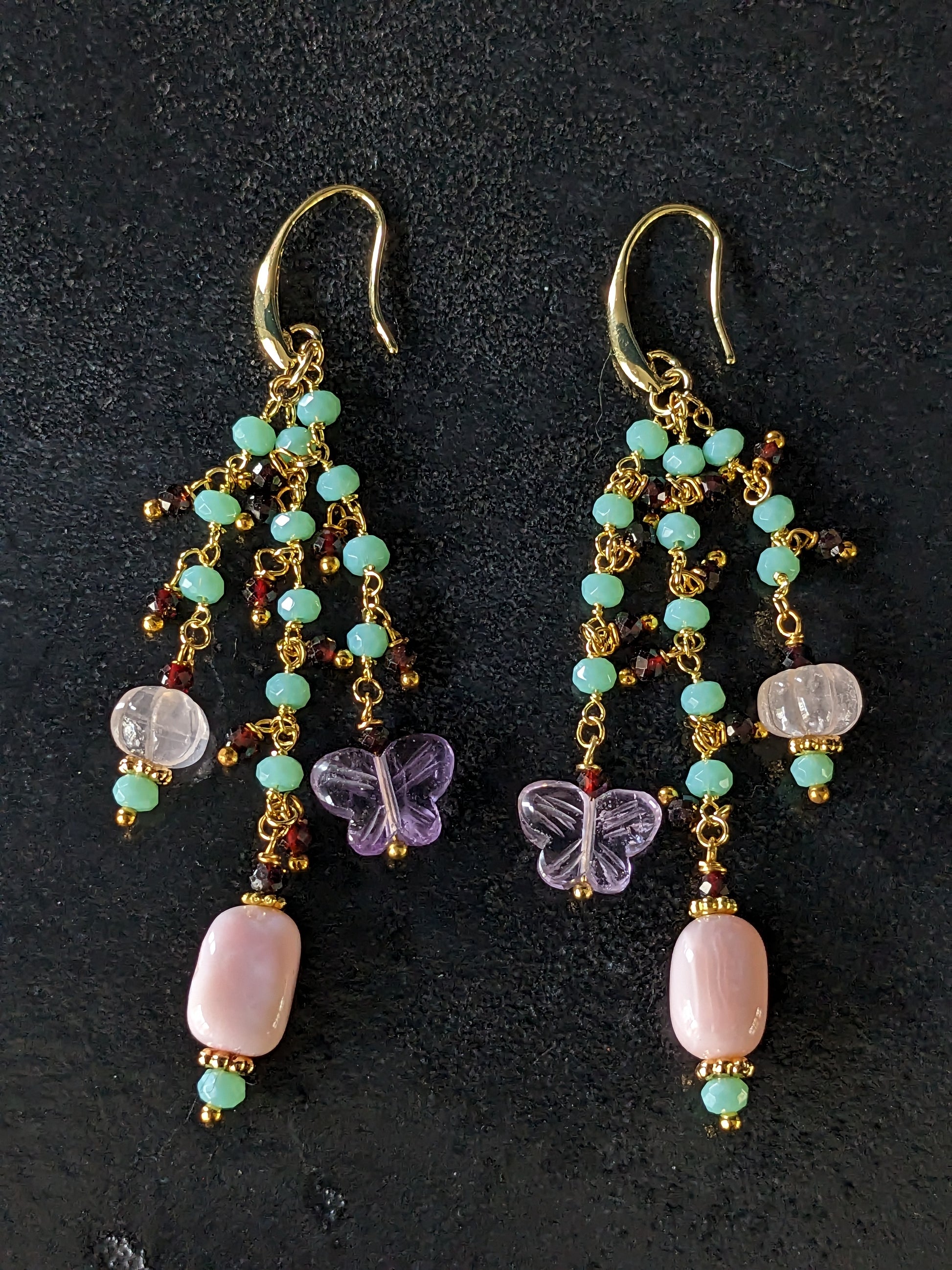 Boucles d'oreilles Mumtaz faites à la main, ornées de quartz rose sculpté, opale rose, et papillons d'améthyste sur une chaînette plaquée or cristal turquoise clair