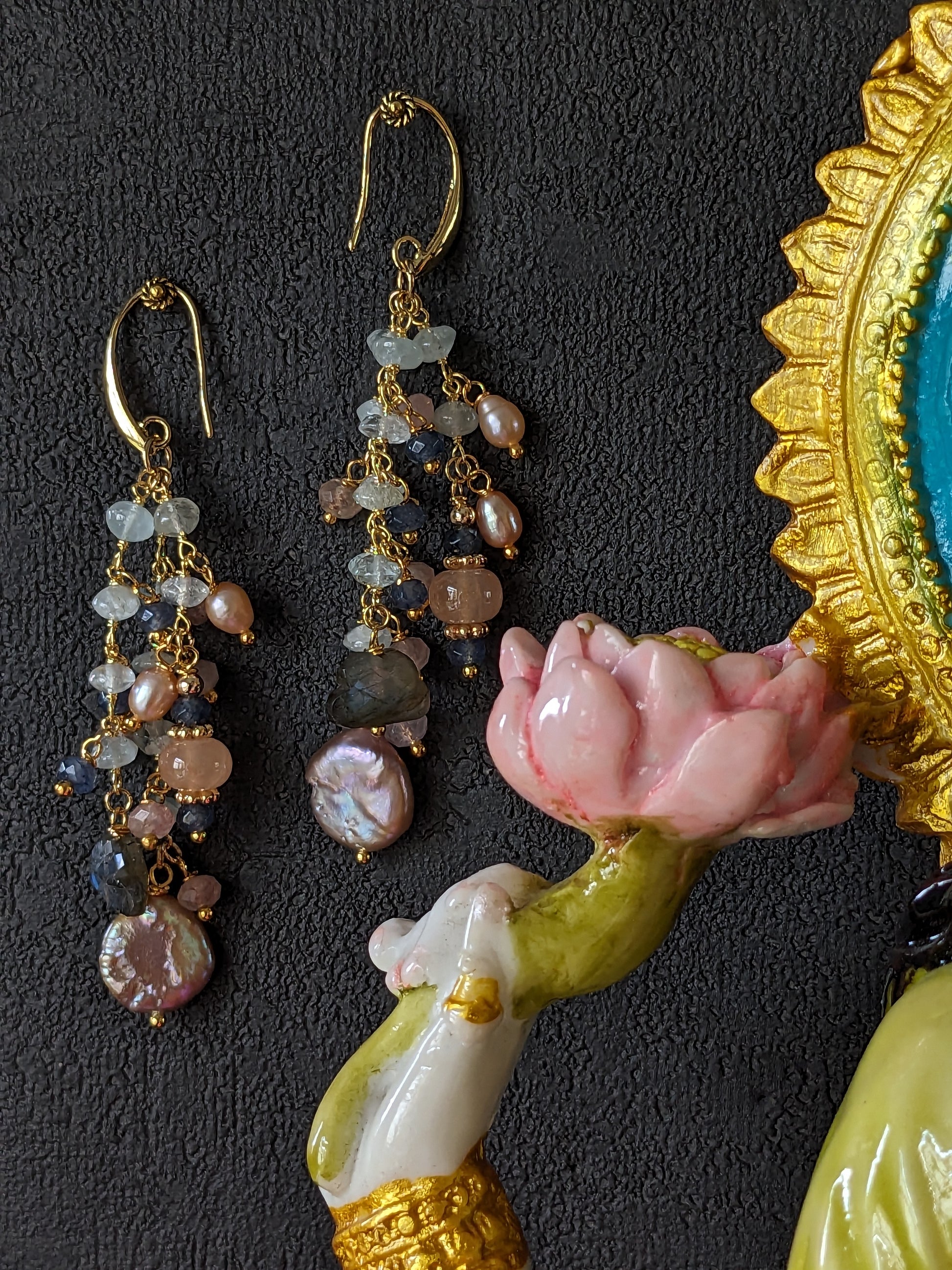 Boucles d'oreilles Samyukta faites à la main, composées de pierres fines colorées et de perles d'eau douce, suspendues à une chainette plaquée or avec Aigue Marine.