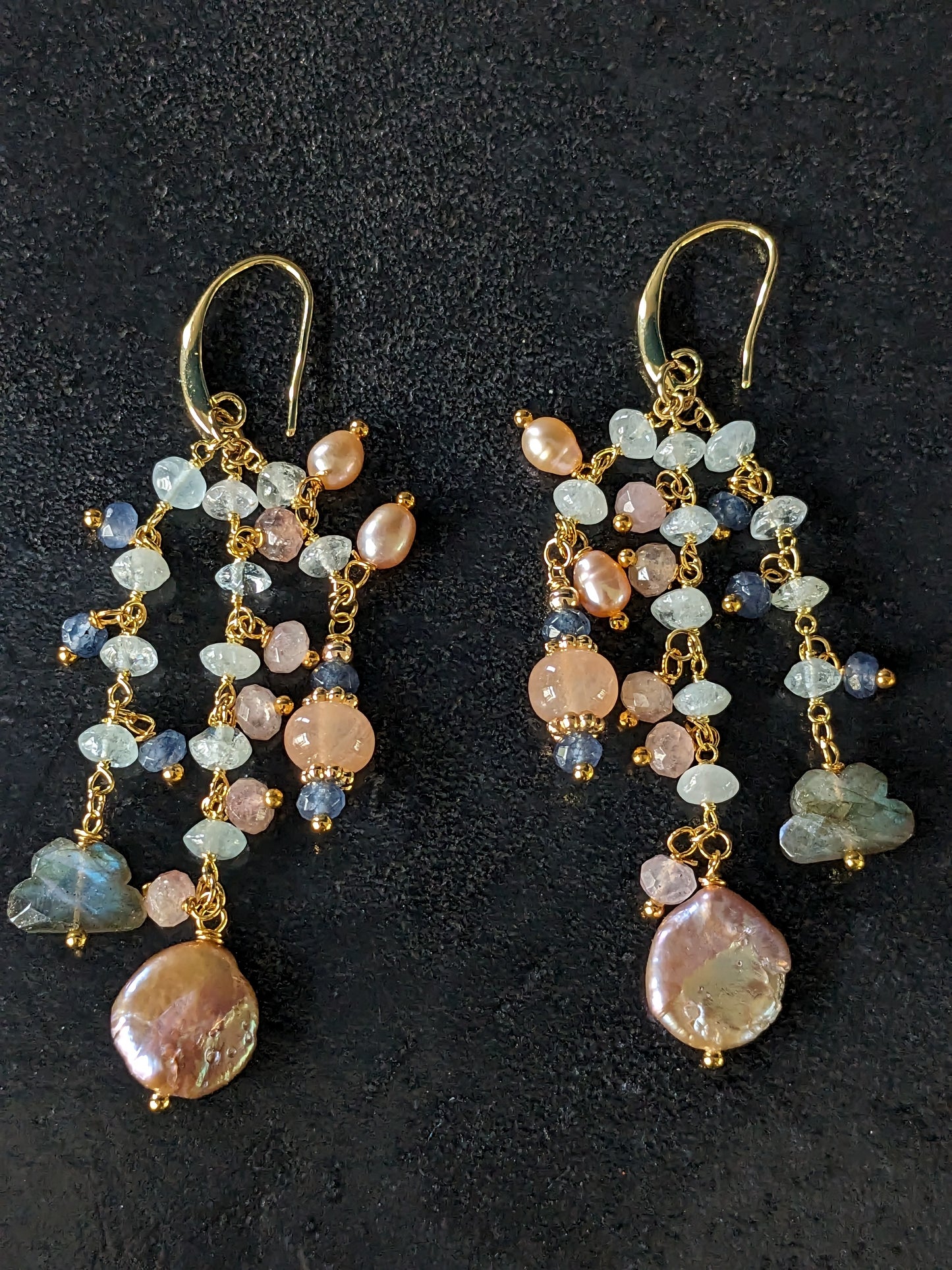 Boucles d'oreilles Samyukta faites à la main, composées de pierres fines colorées et de perles d'eau douce, suspendues à une chainette plaquée or avec Aigue Marine.