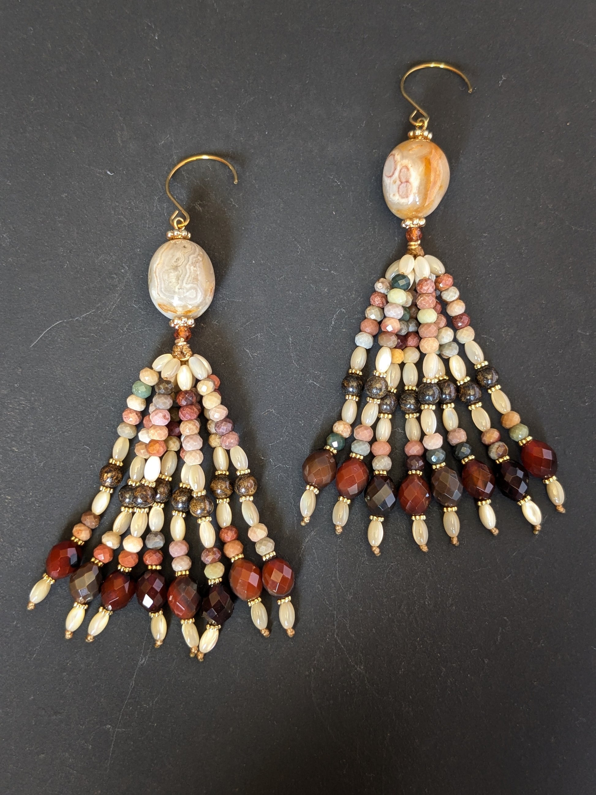 Détail du tassel des pendants d'oreilles Riya, agate multicolore et agate rouge facettée