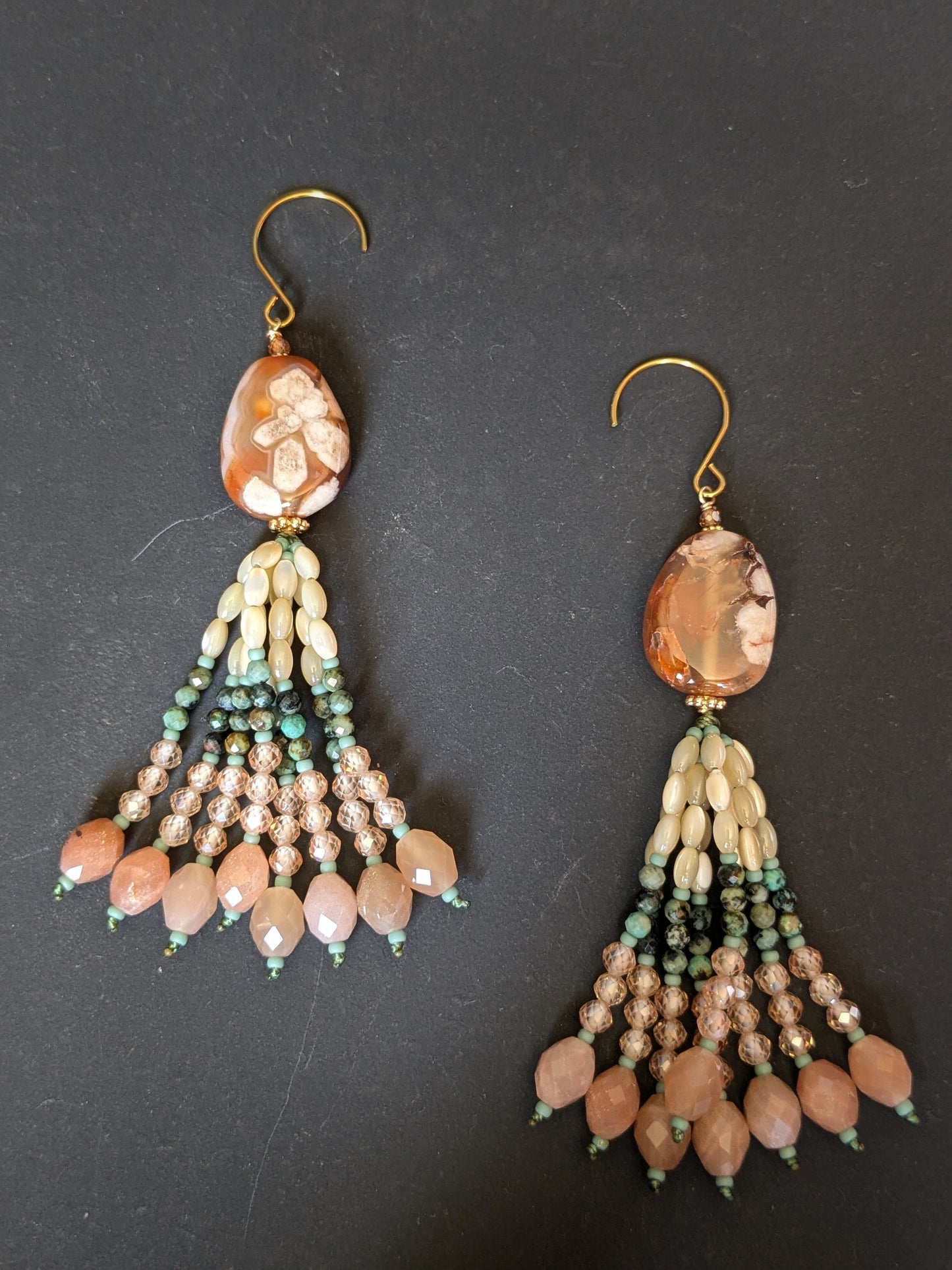 Paire de pendants d'oreilles Sundari posée à plat, turquoise africaine, zircons pêche et pierre de lune pêche