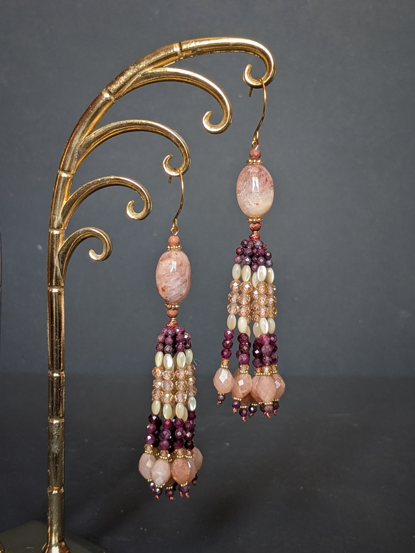 Détail du tassel des pendants d'oreilles Trisha, grenats, pierre de lune pêche et nacre