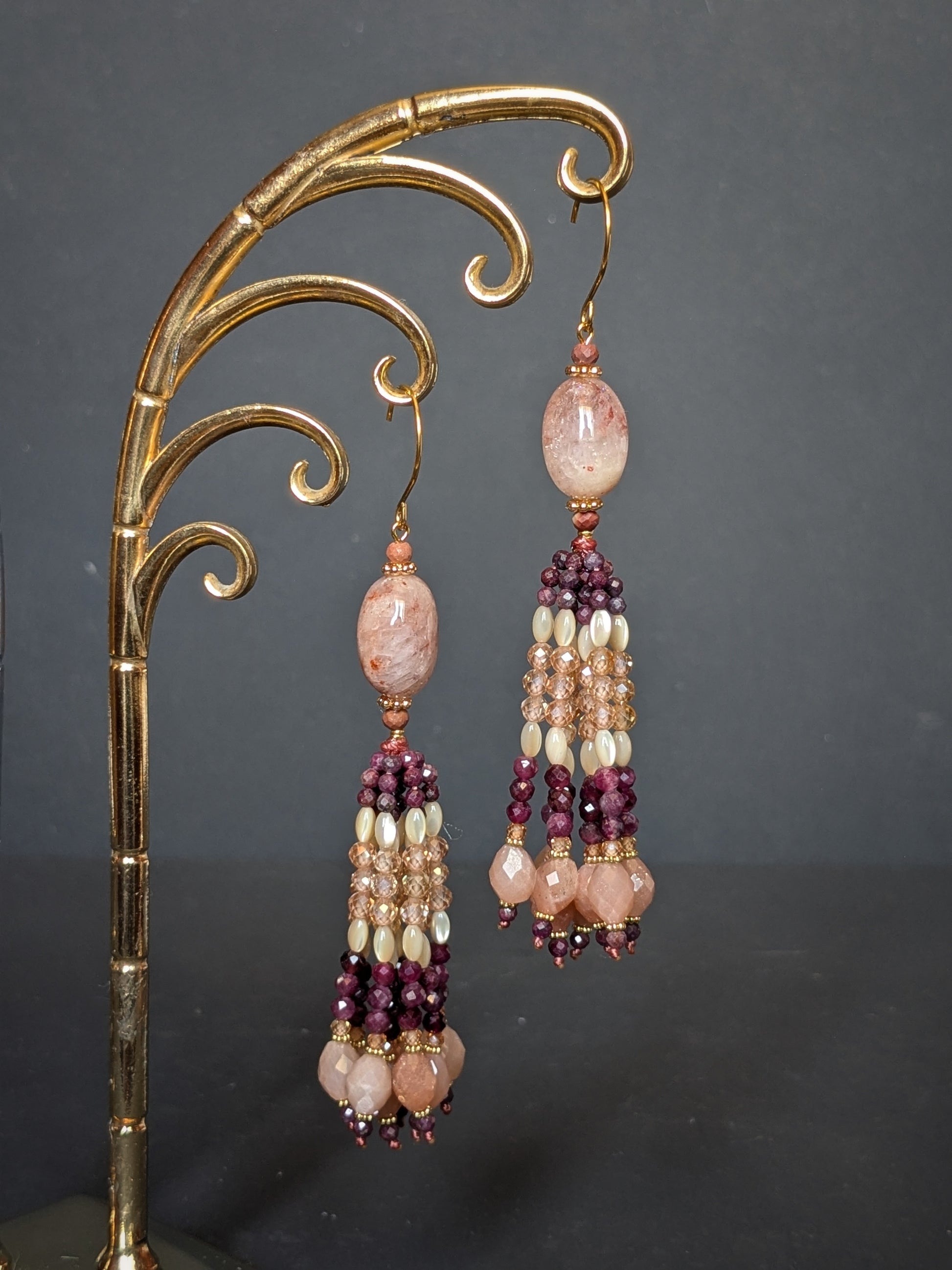 Détail du tassel des pendants d'oreilles Trisha, grenats, pierre de lune pêche et nacre