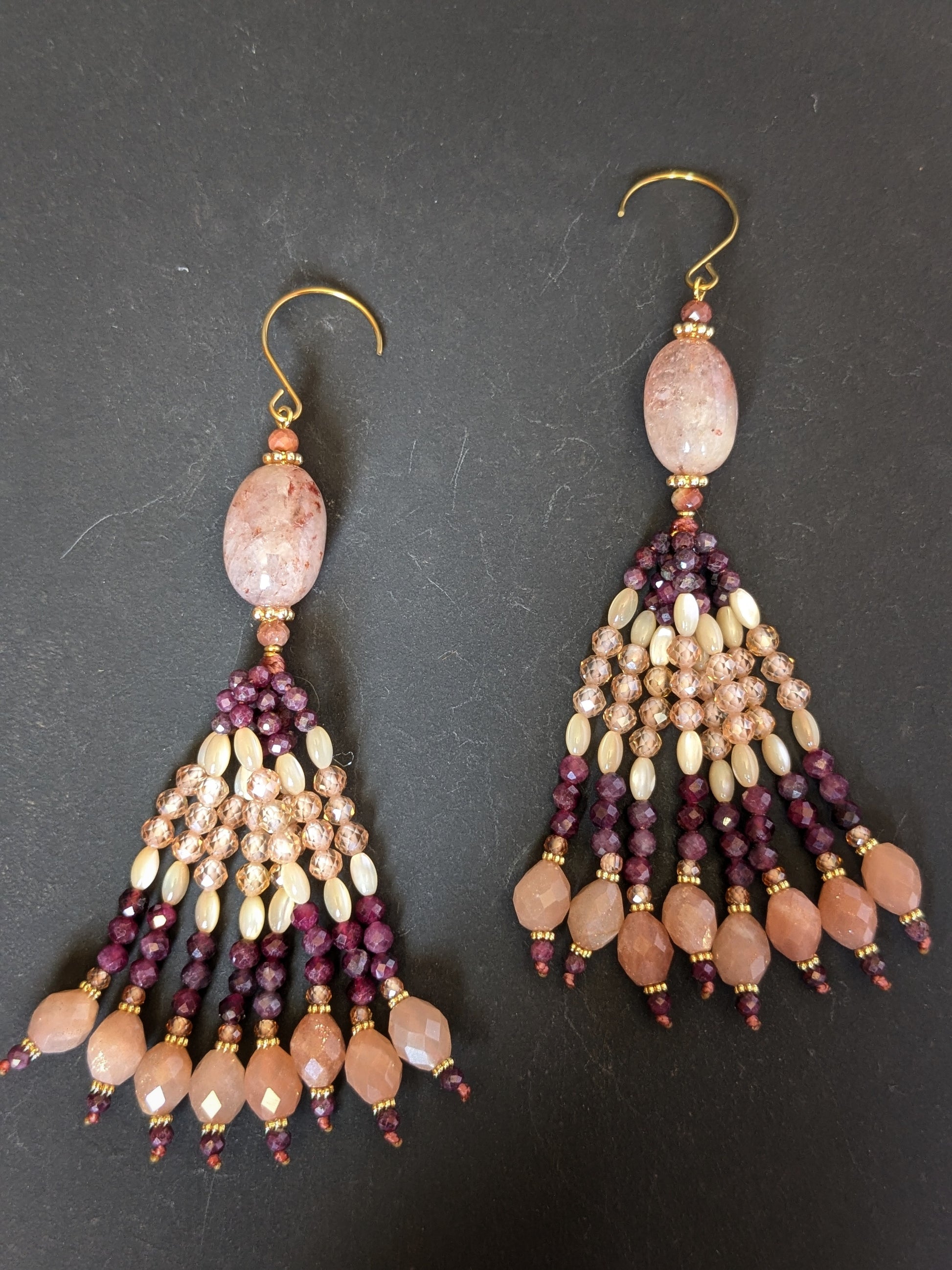 Paire de pendants d'oreilles Trisha Mudra posée, quartz hématoïde, grenats et pierre de lune pêche