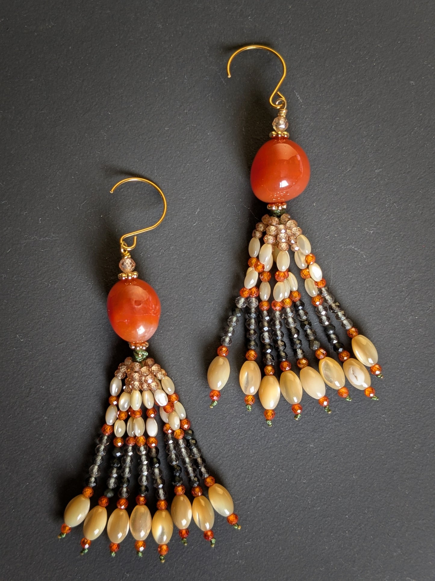 Paire de pendants d'oreilles Zoya posée à plat, agate du Botswana, zircons pêche et orange et quartz fumé