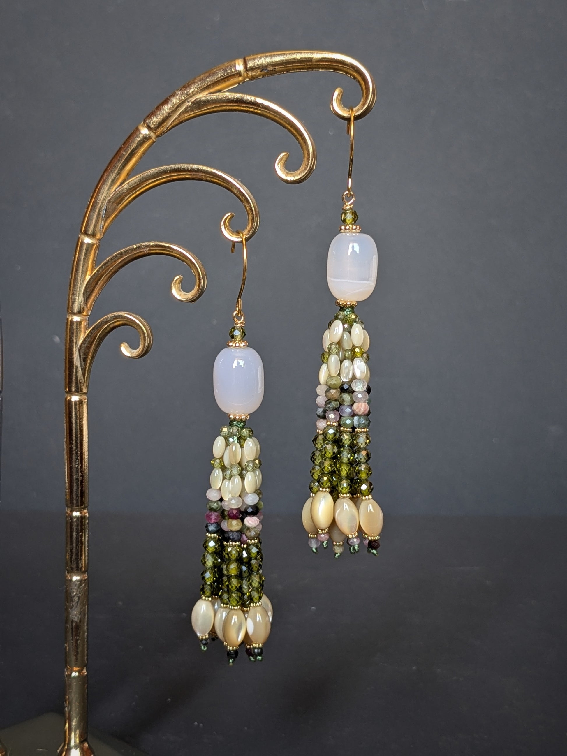Détail de la palette olive et ivoire des pendants d'oreilles Aadhya, zircons verts, nacre de trochus et tourmaline