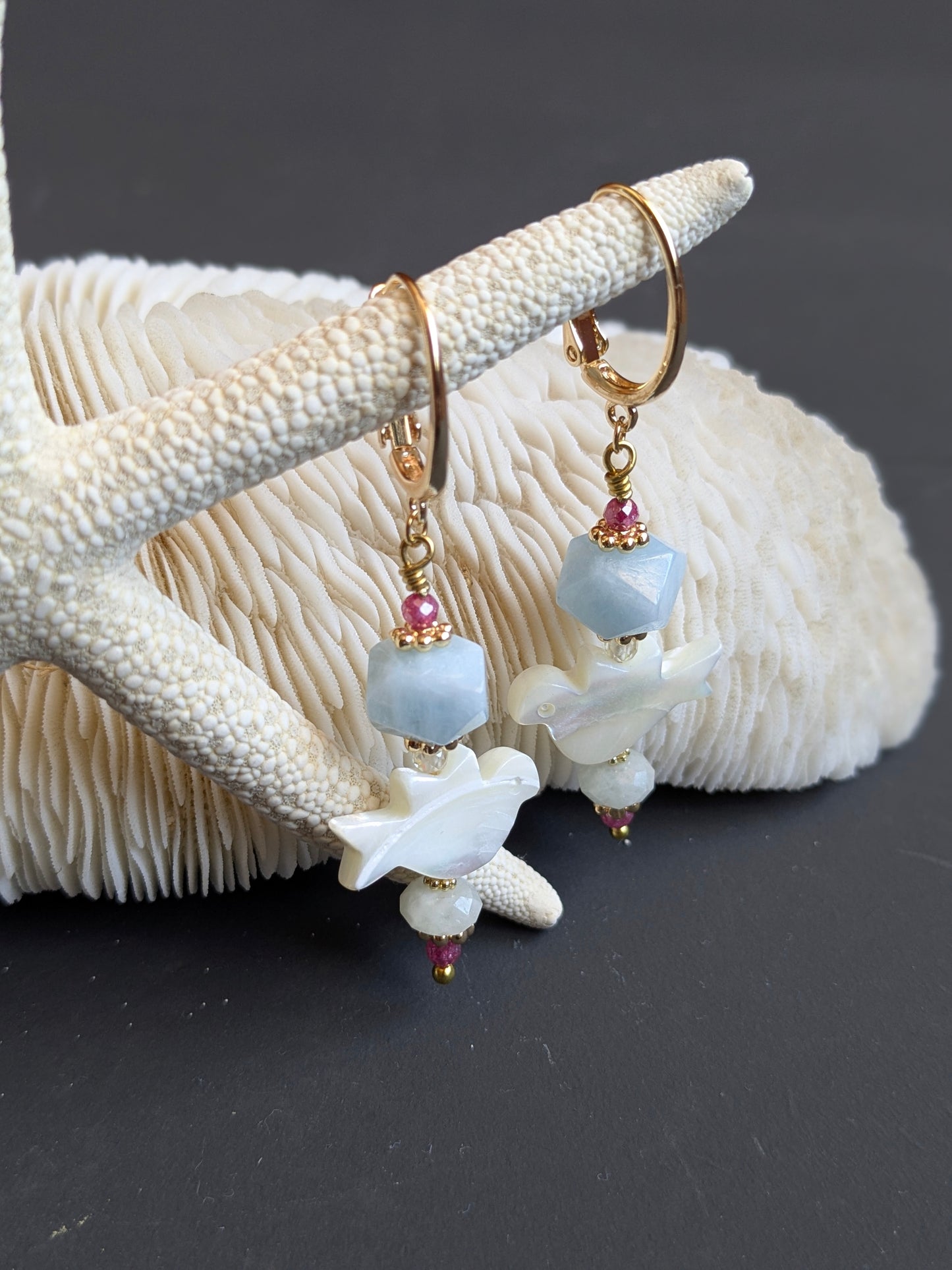 Boucles d'oreilles pendantes Ananya en aigue-marine avec colombe sculptée en nacre de trochus et zircons roses, laiton plaqué or 18kt