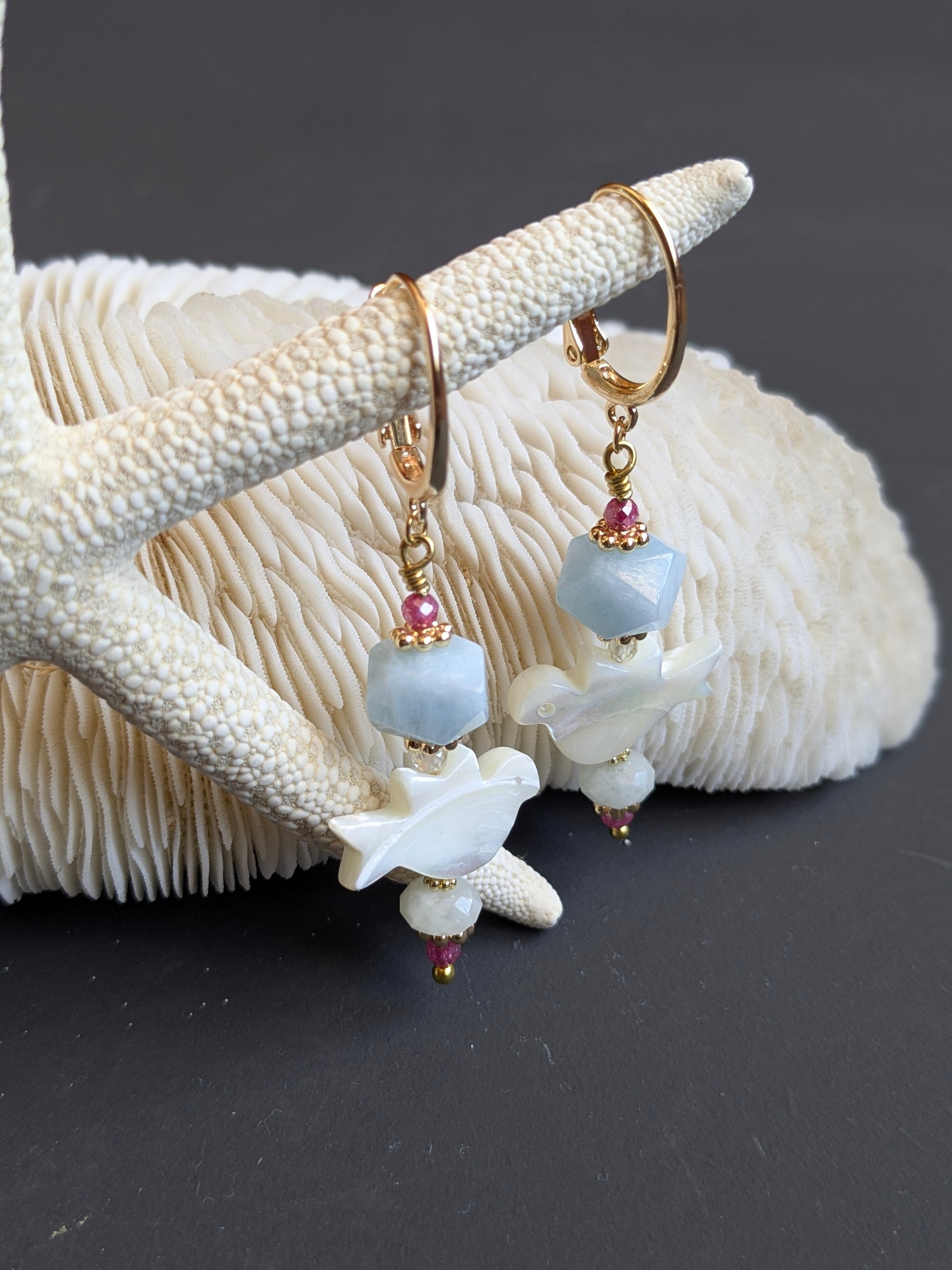 Boucles d'oreilles pendantes Ananya en aigue-marine avec colombe sculptée en nacre de trochus et zircons roses, laiton plaqué or 18kt
