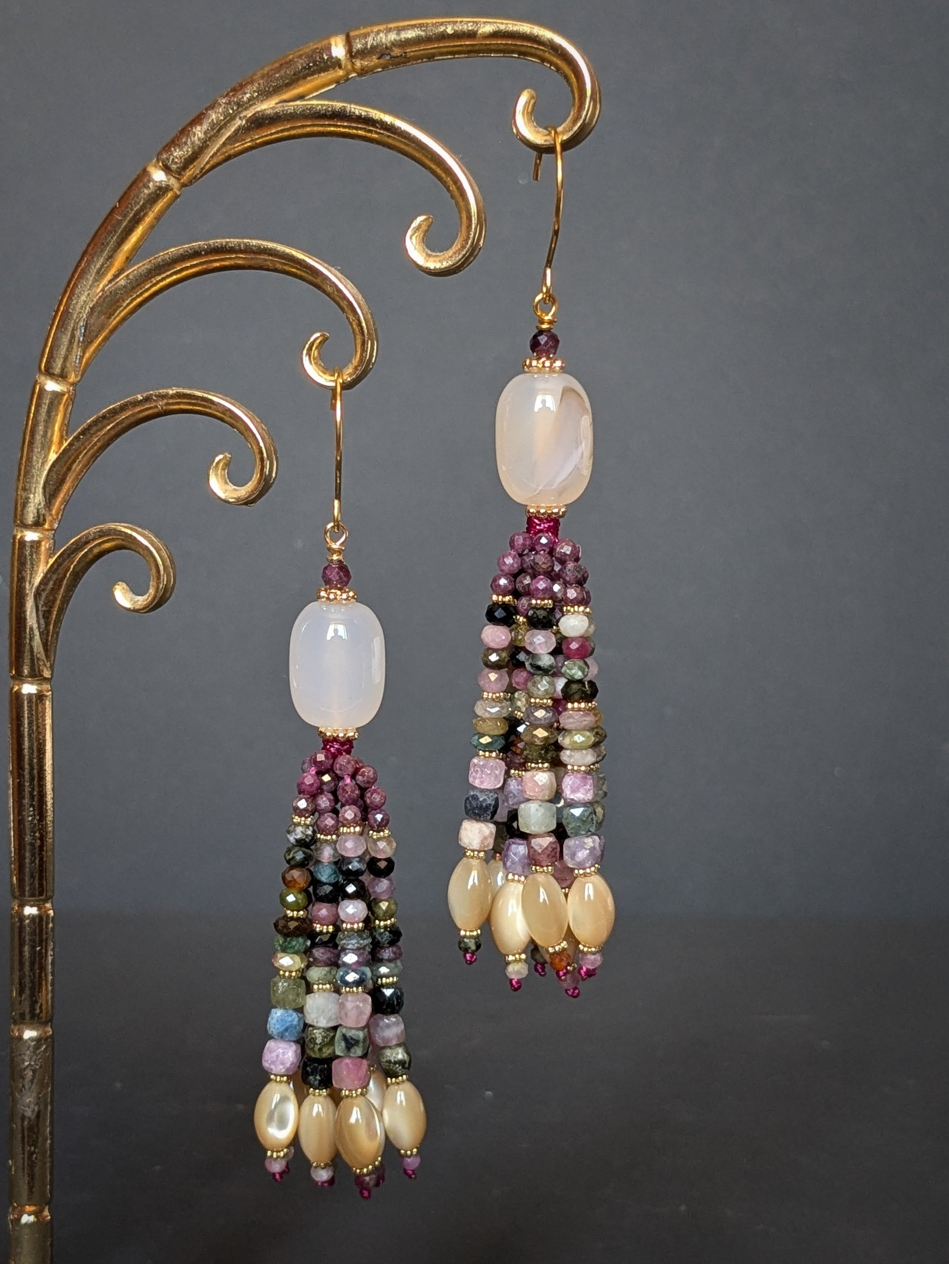 Détail du tassel de tourmaline multicolore et grenats des pendants d'oreilles Ishaani