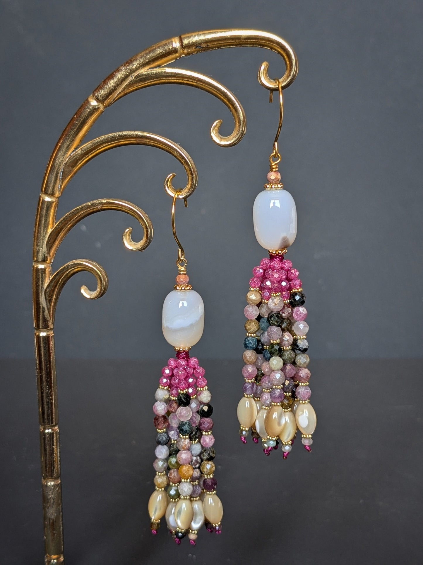 Détail du tassel de tourmaline multicolore, zircons roses et nacre de trochus des pendants d'oreilles Kiara