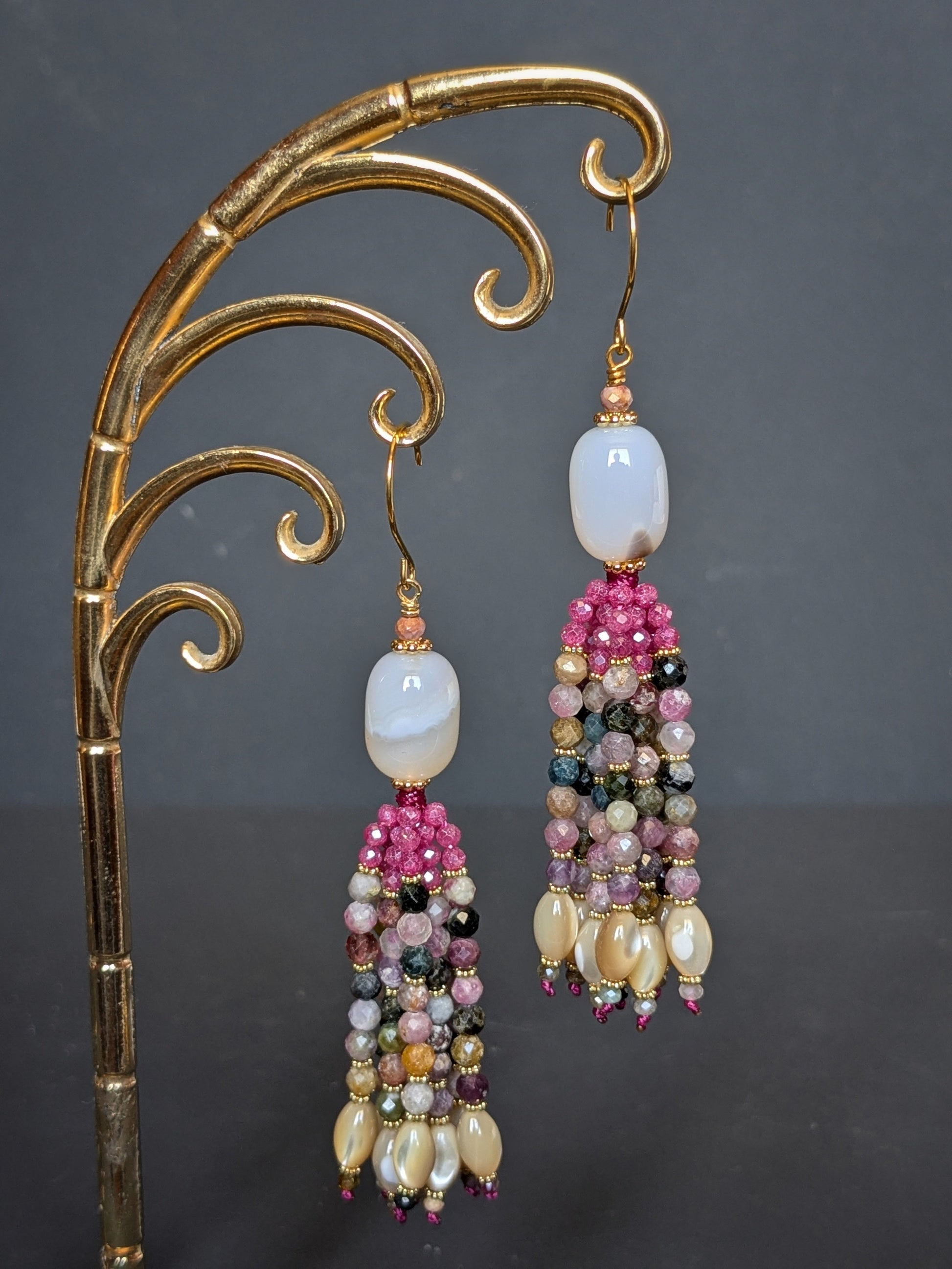 Détail du tassel de tourmaline multicolore, zircons roses et nacre de trochus des pendants d'oreilles Kiara