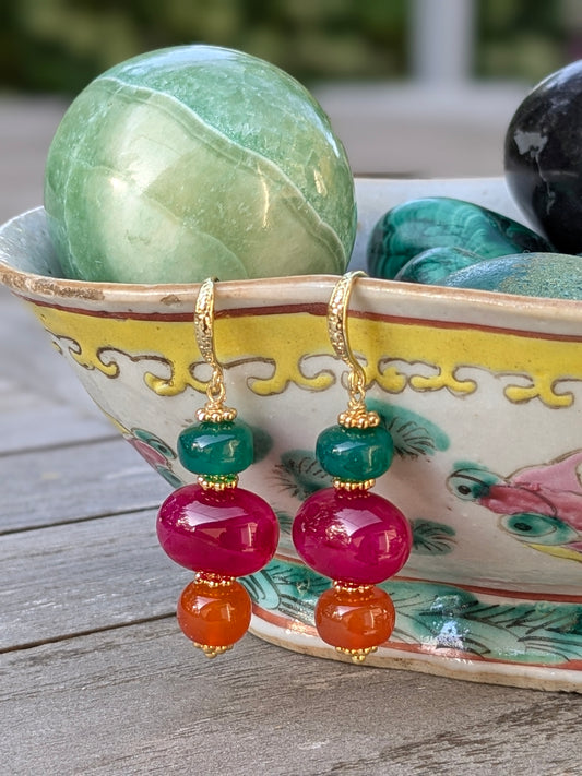 Boucles d’oreilles artisanales en pierres fines taillées à Jaipur.