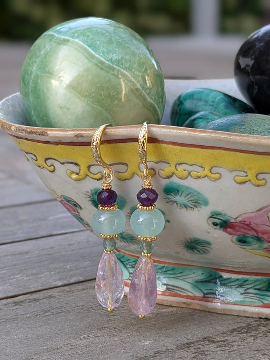 Boucles d’oreilles pendantes en pierres naturelles façonnées artisanalement.