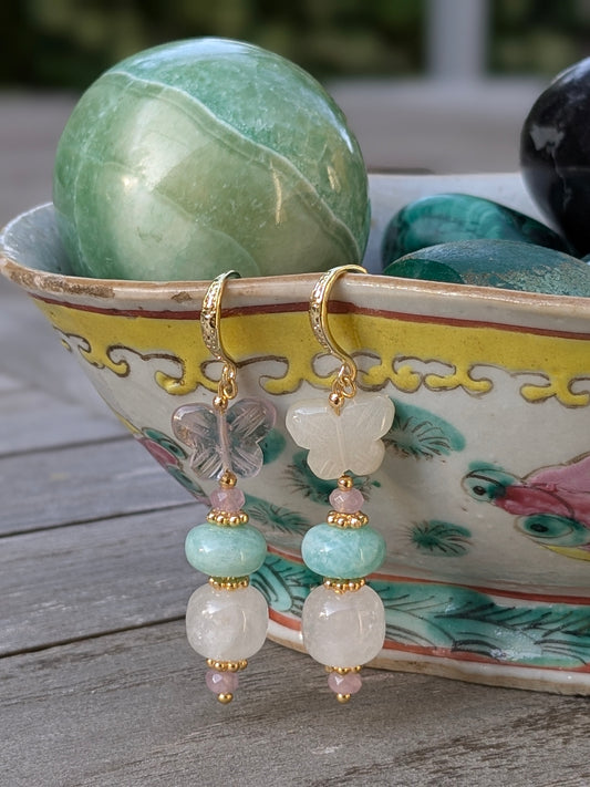 Boucles d’oreilles pendantes élégantes en pierres fines taillées.