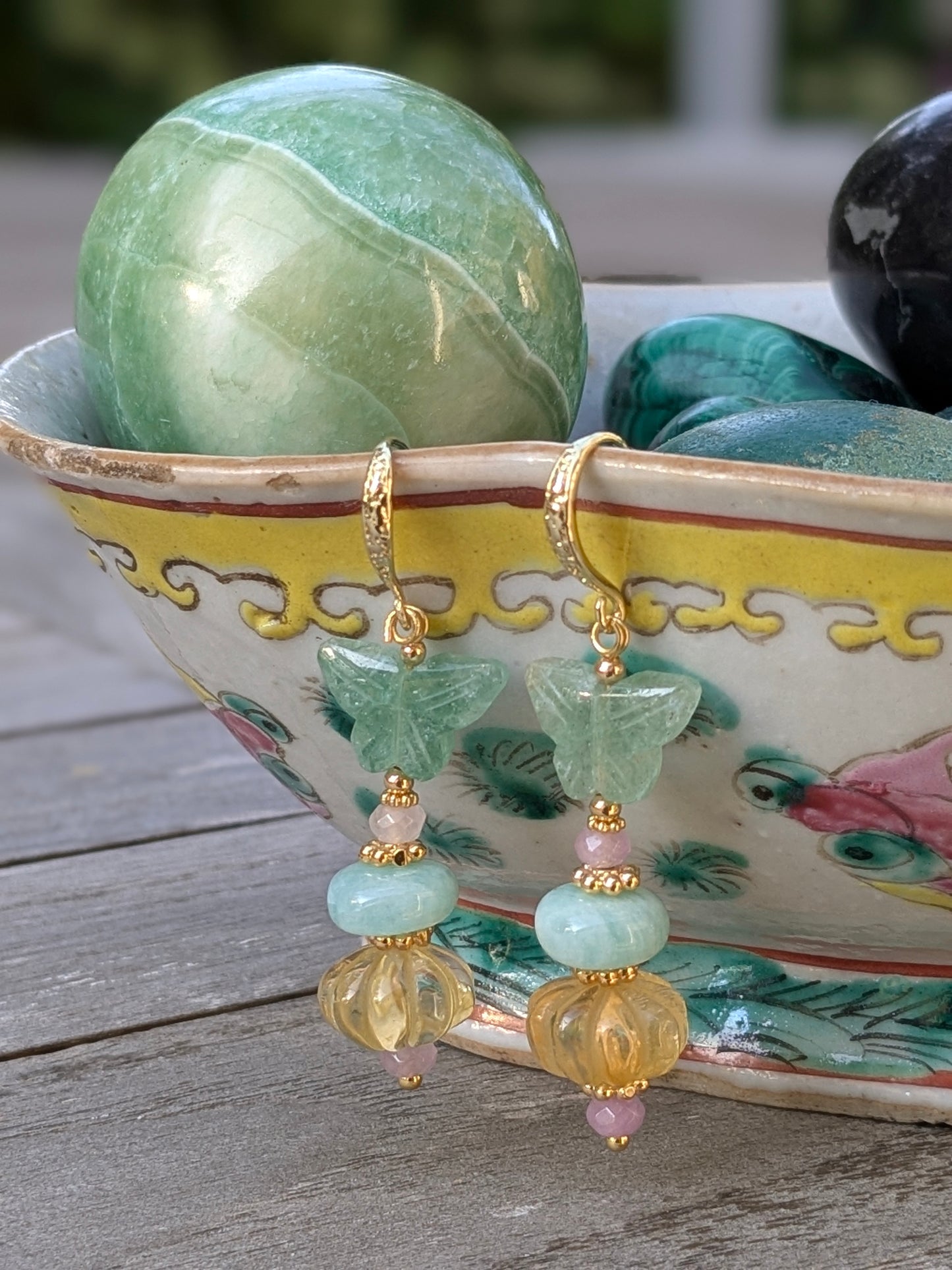 Boucles d’oreilles pendantes artisanales en pierres naturelles polies.