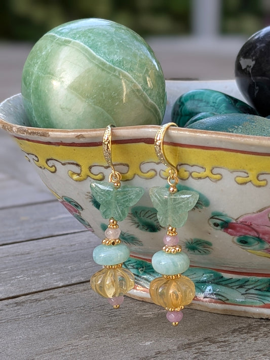 Boucles d’oreilles pendantes artisanales en pierres naturelles polies.