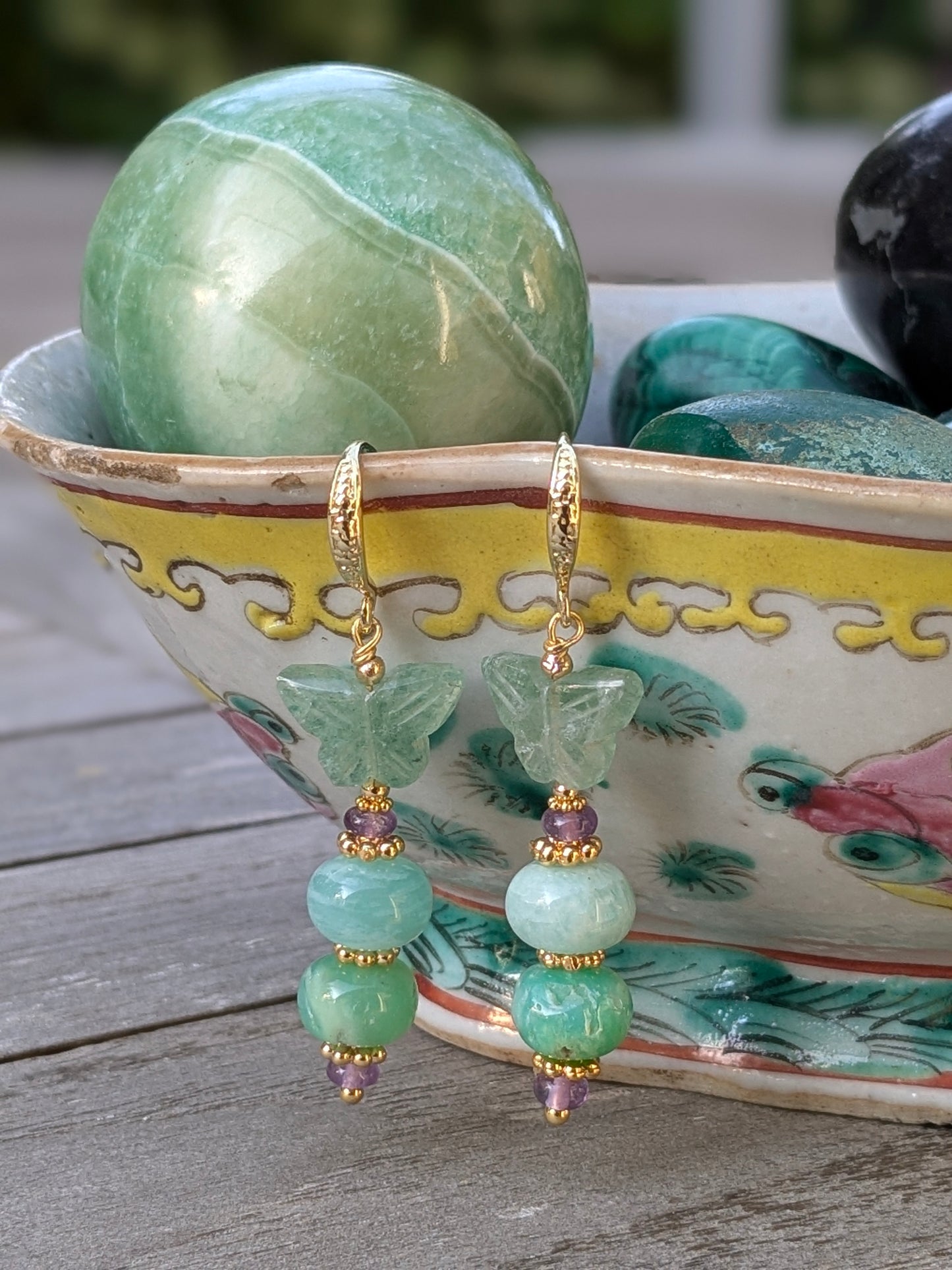 Boucles d’oreilles élégantes en pierres naturelles.