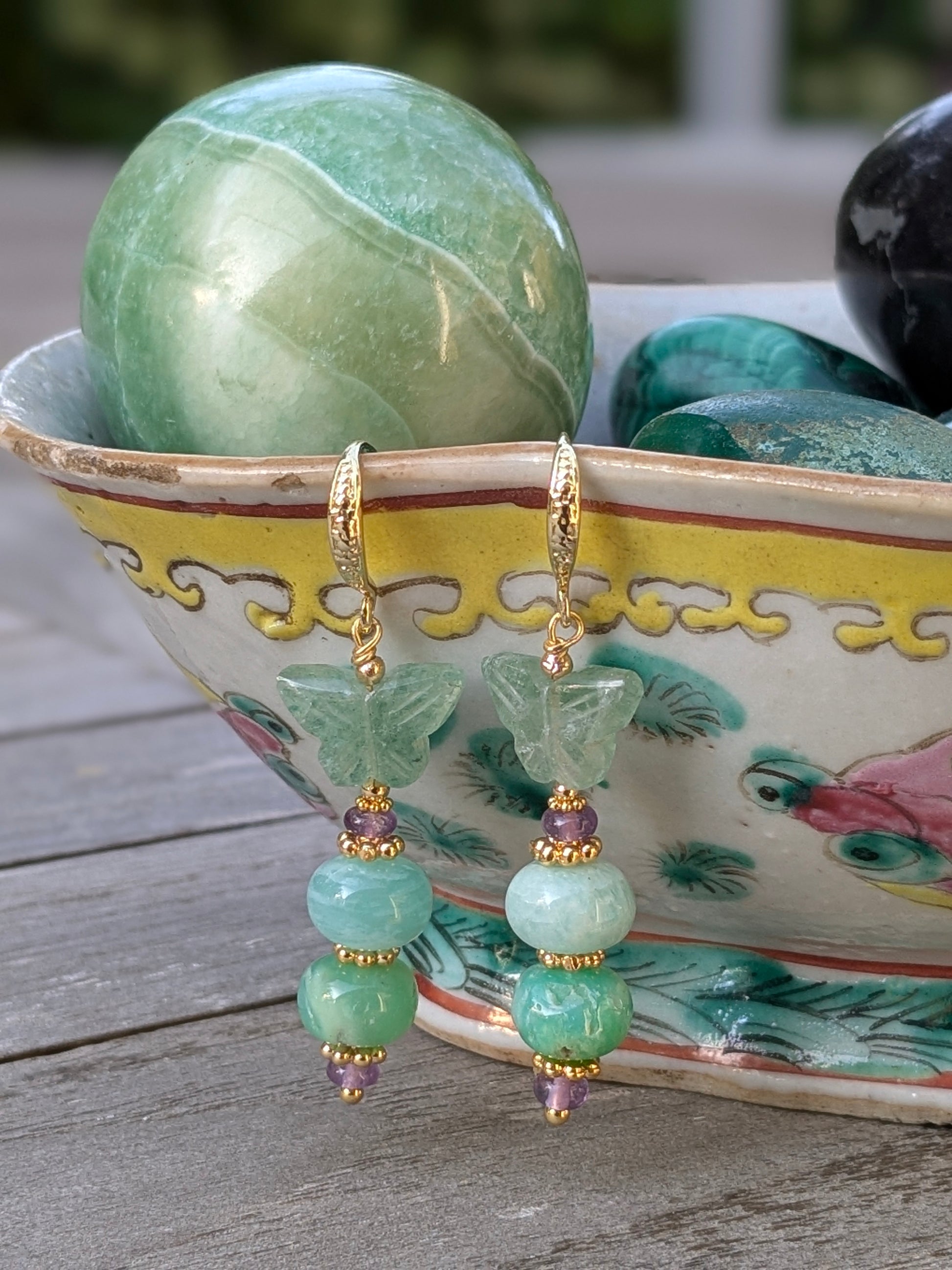 Boucles d’oreilles élégantes en pierres naturelles.