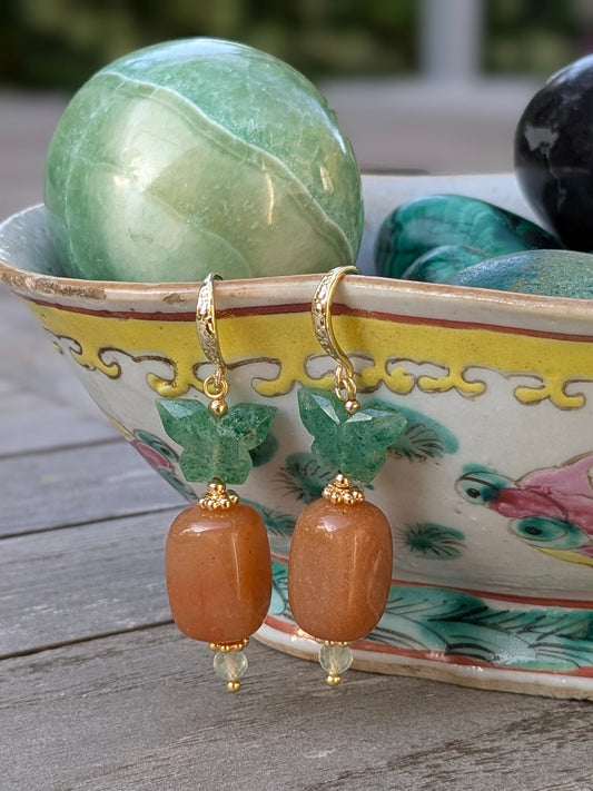 Boucles d’oreilles pendantes artisanales alliant pierres fines et savoir-faire français.