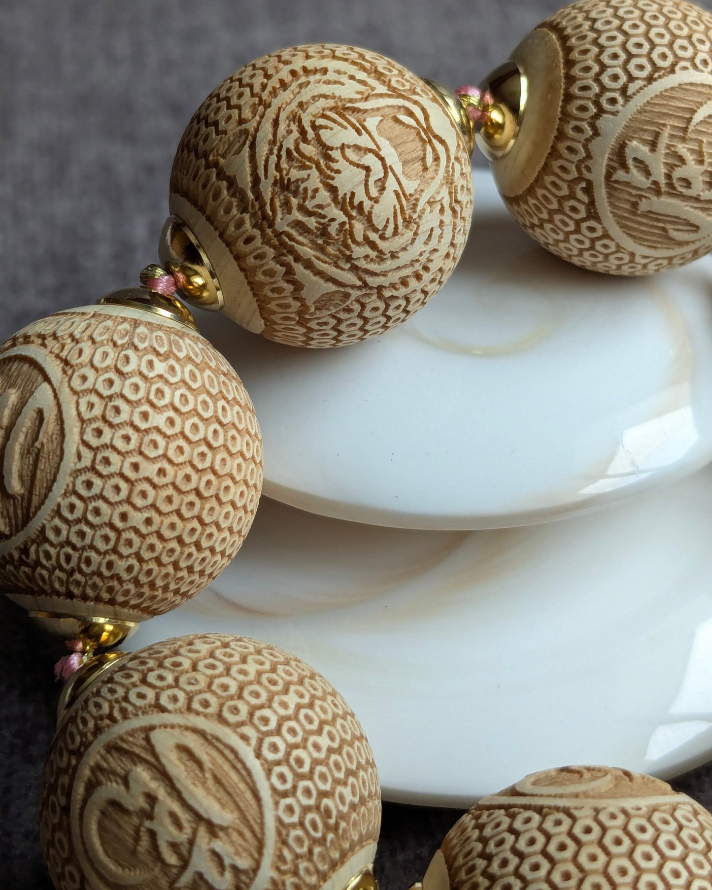 Zoom sur perle tête de tigre en bois sculpté 20mm bracelet artisanal ananta