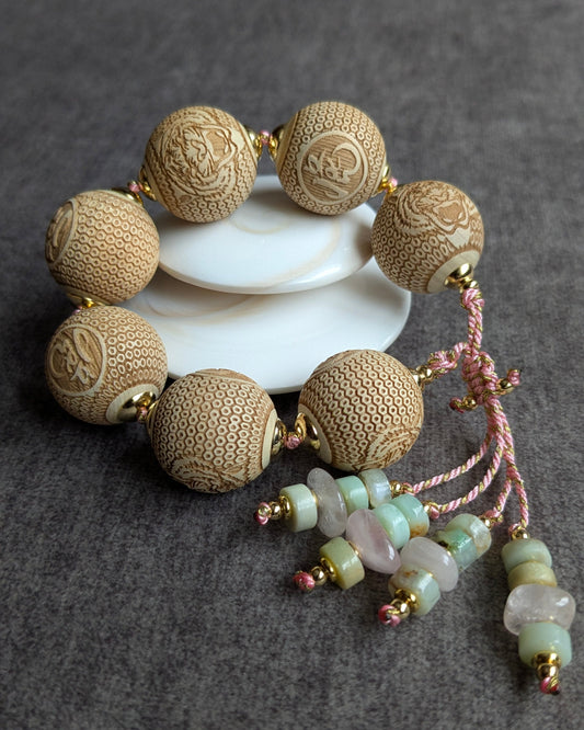 Bracelet Ananta en bois naturel ciselé tigre et quartz rose sur cordon doré