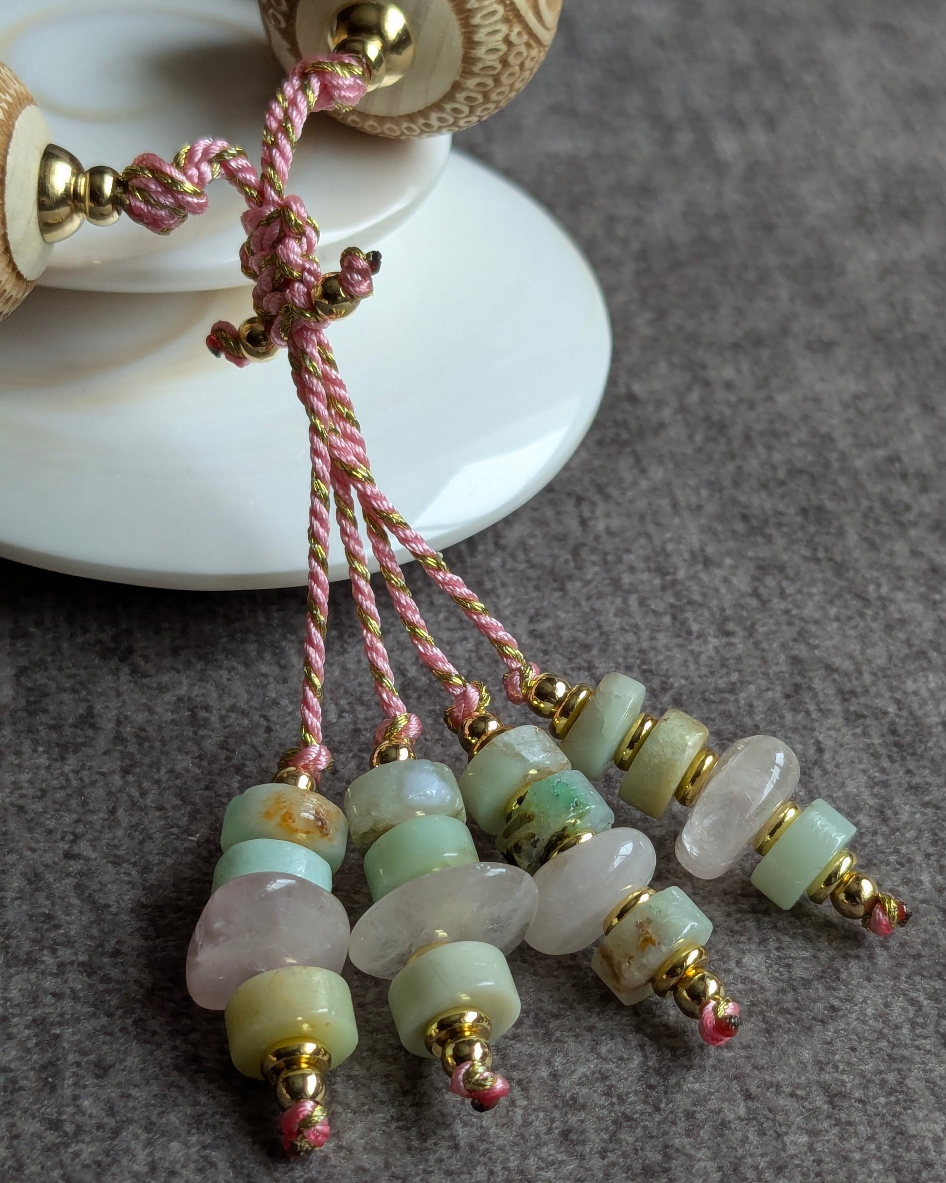 Détail pierres de pampilles quartz rose translucide et chrysoprase verte