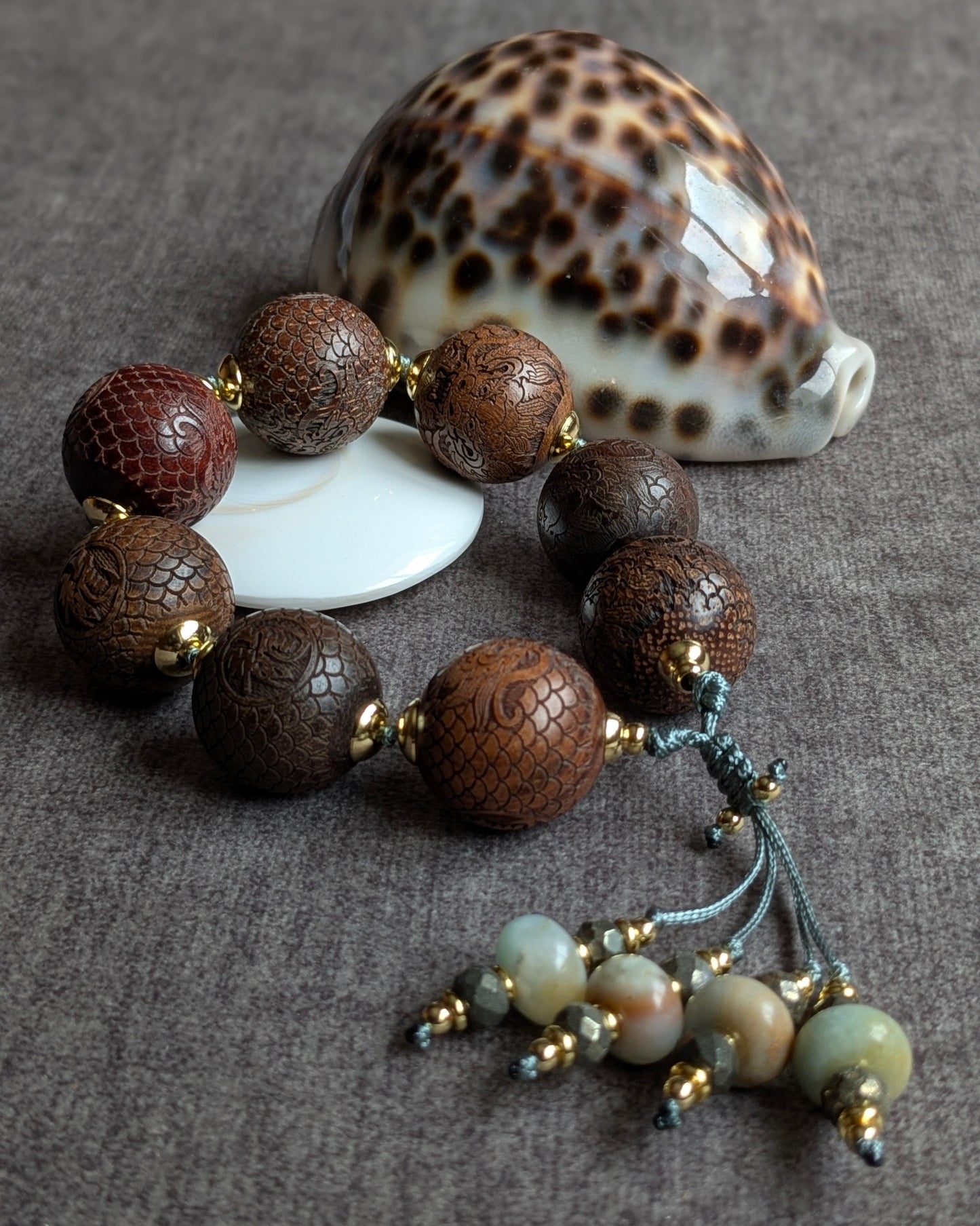 Bracelet Aravin dragon en bois ciselé chocolat et cordon céladon