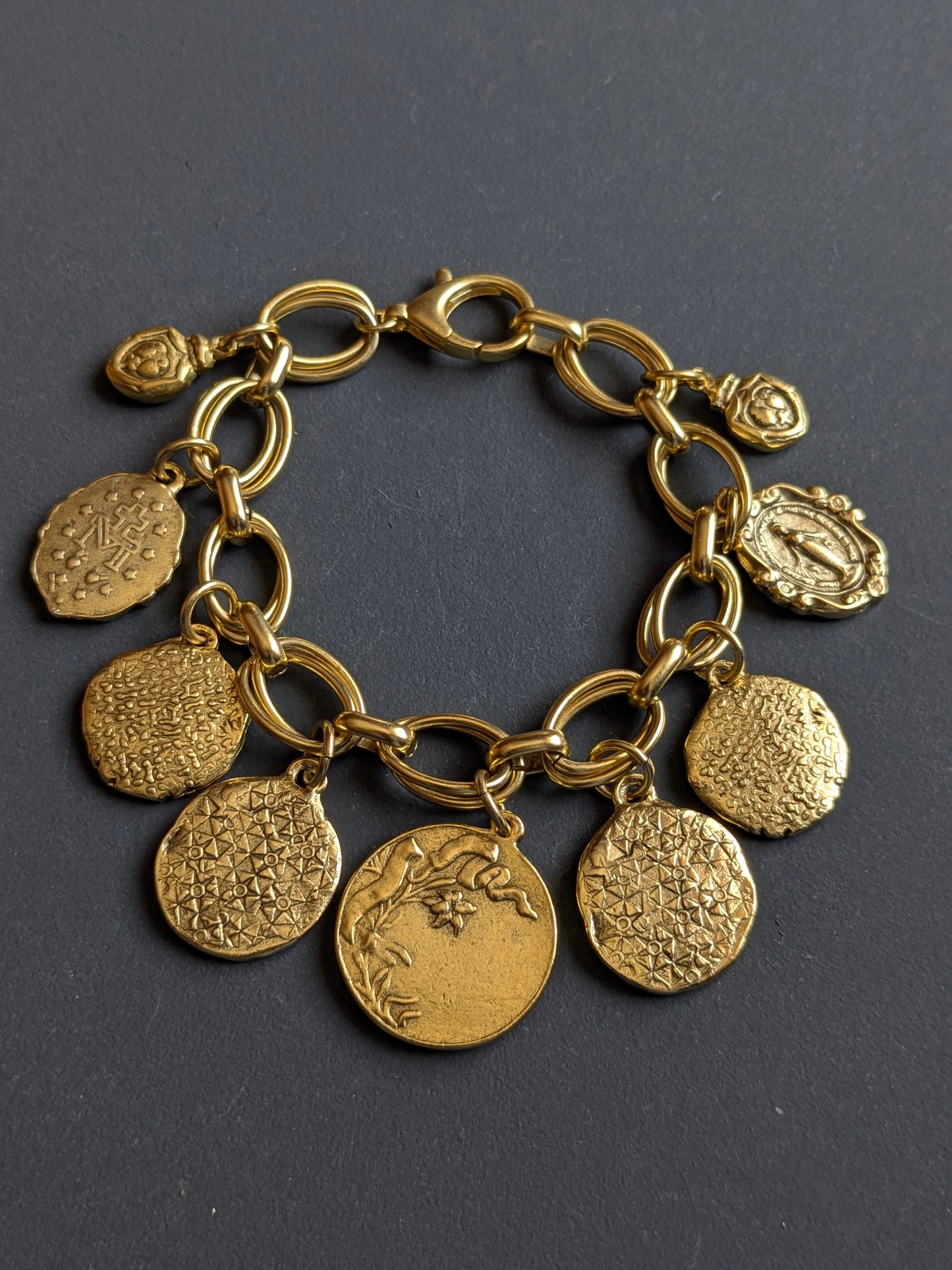 Bracelet Compassion porté au poignet, pièce unique de la collection Oh My God par Mudra.