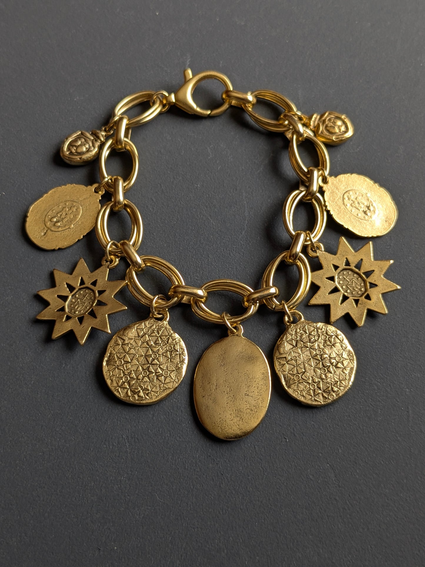 Gros plan sur la double maille ovale et les médailles du bracelet Constellation par Mudra.