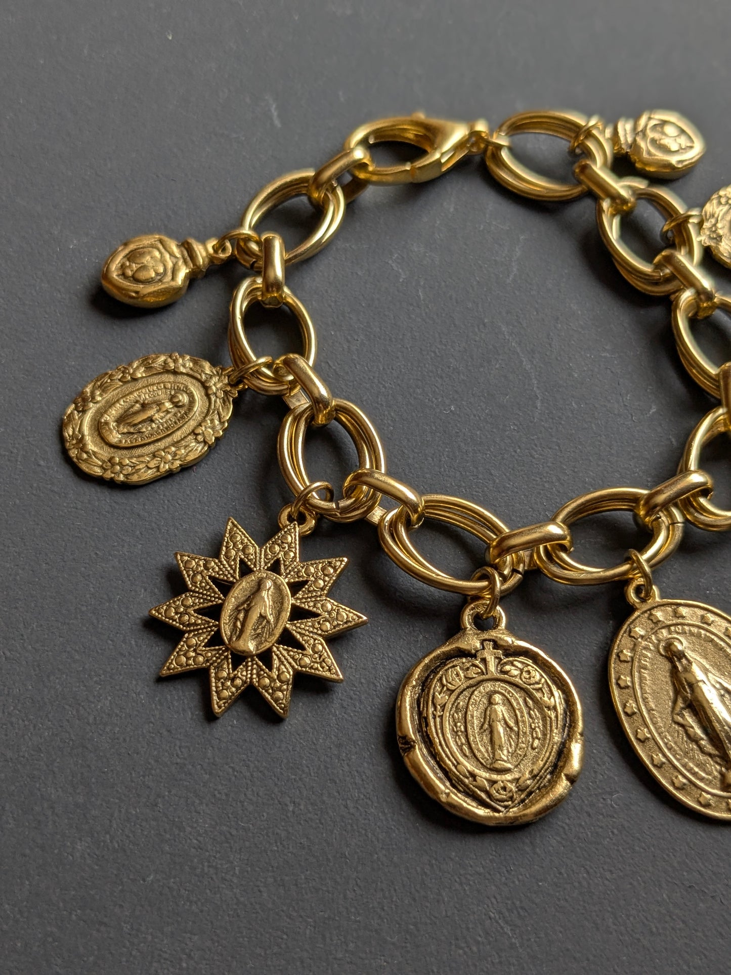 Bracelet Constellation de Mudra avec Milagros et Médailles Miraculeuses, collection Oh My God.