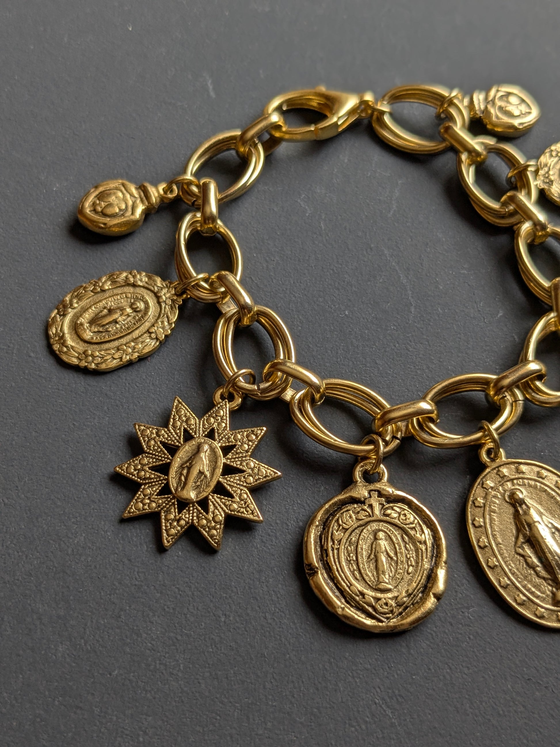 Bracelet Constellation de Mudra avec Milagros et Médailles Miraculeuses, collection Oh My God.