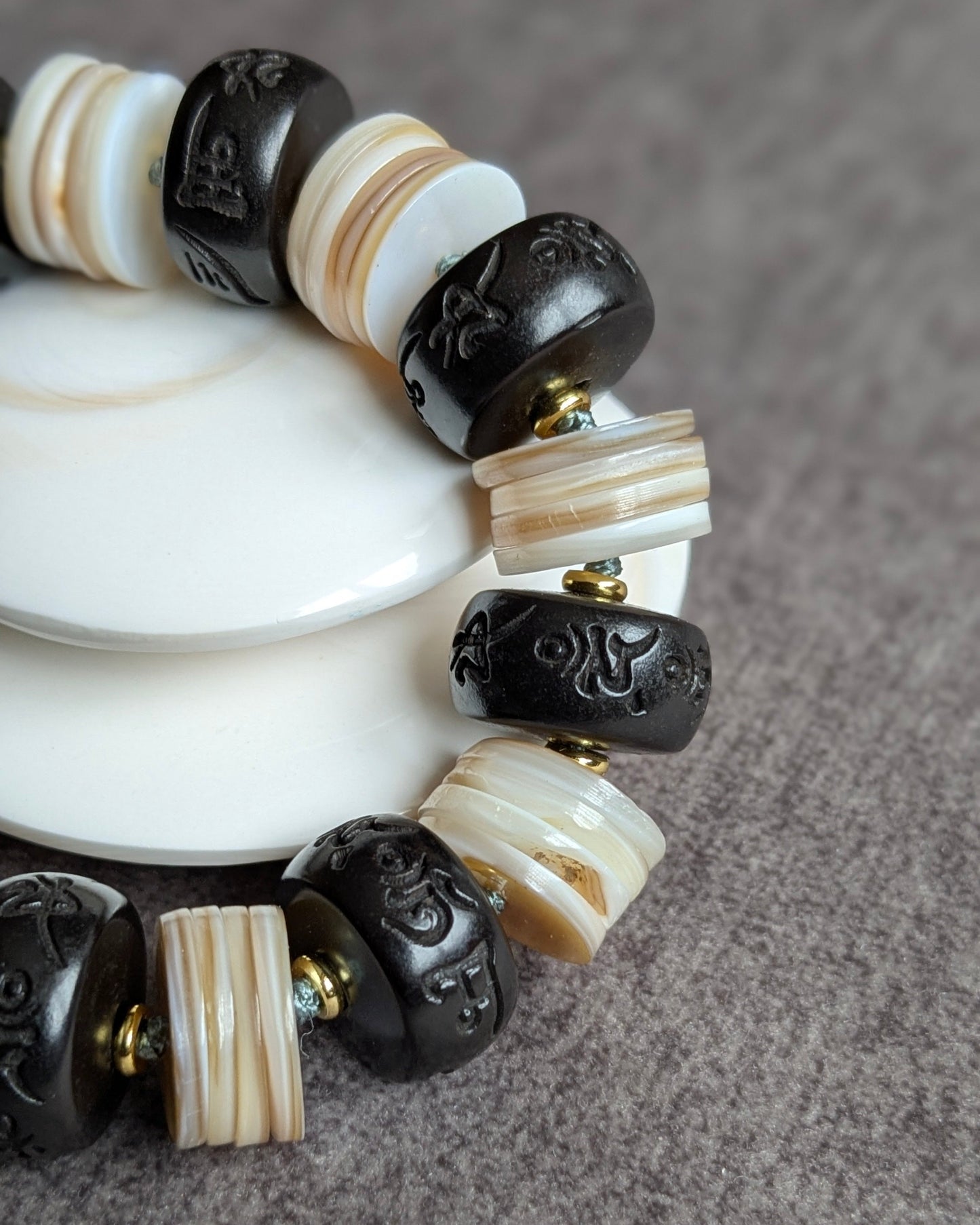 Détail disques de nacre blanche et pampilles onyx sur cordon céladon